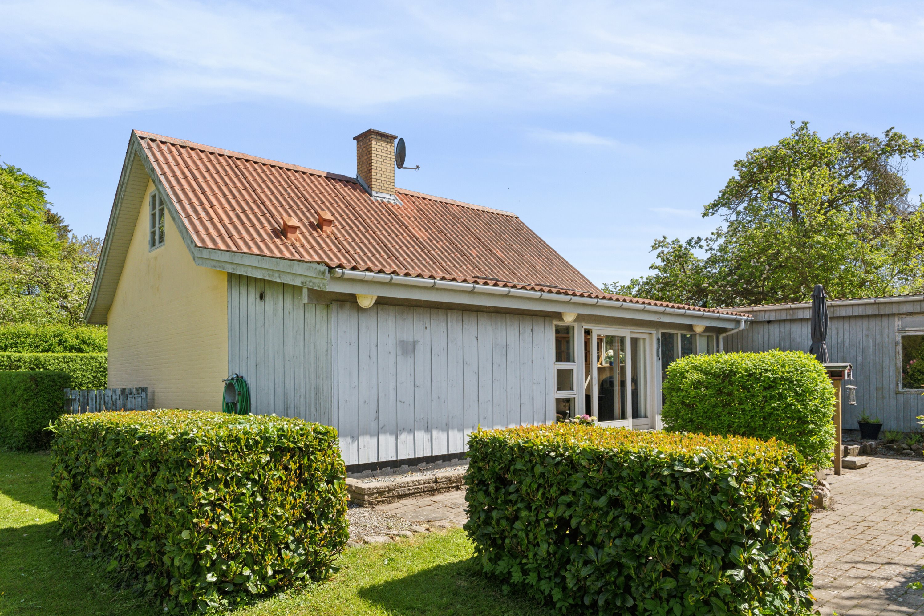 Fremhævet set fra haven billede i fuldskærmstilstand. Billede af Bakkebøllevej 102, 4760 Vordingborg