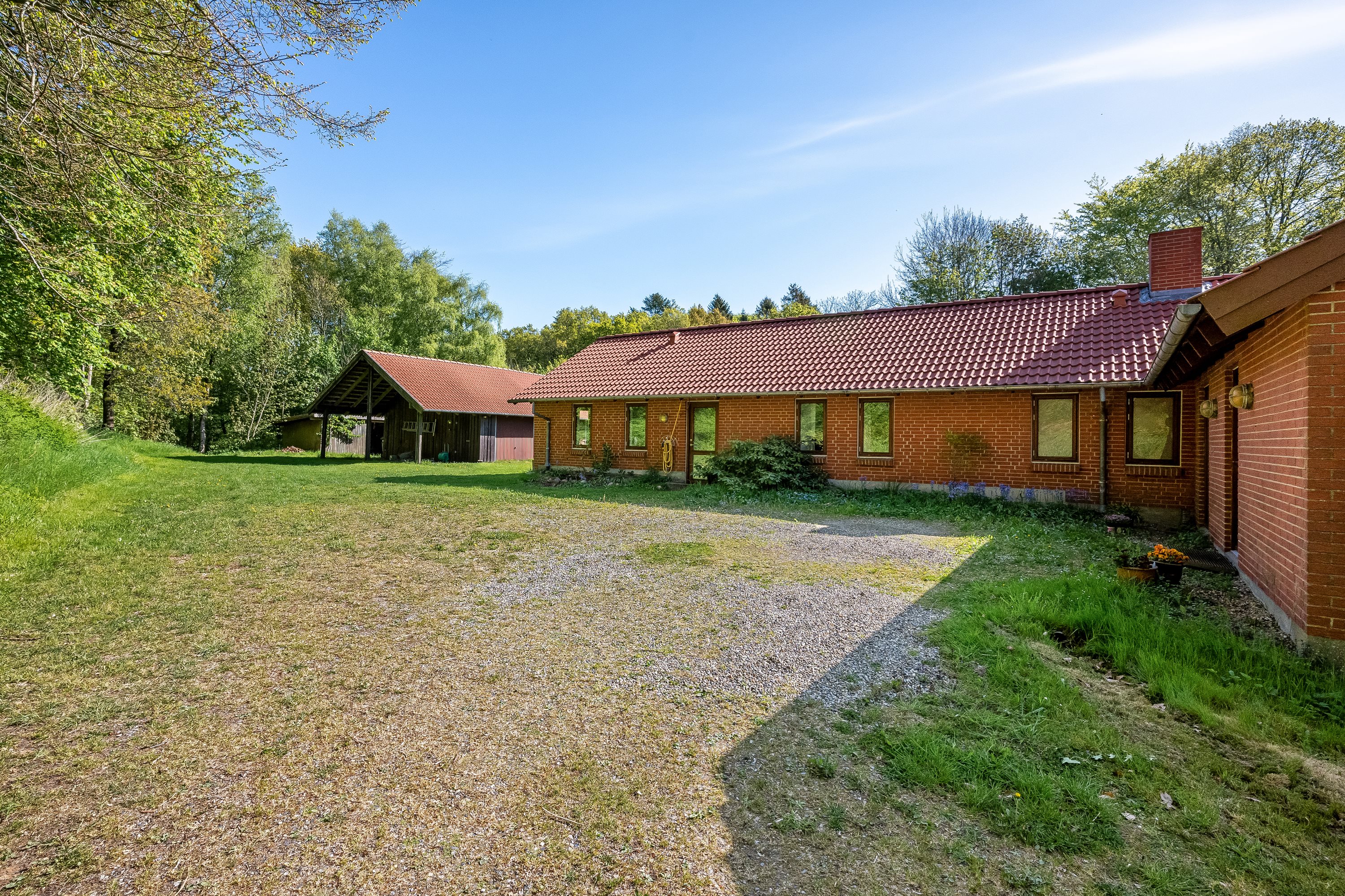 Fremhævet gårdsplads billede i fuldskærmstilstand. Billede af Trabjergvej 1, 7500 Holstebro