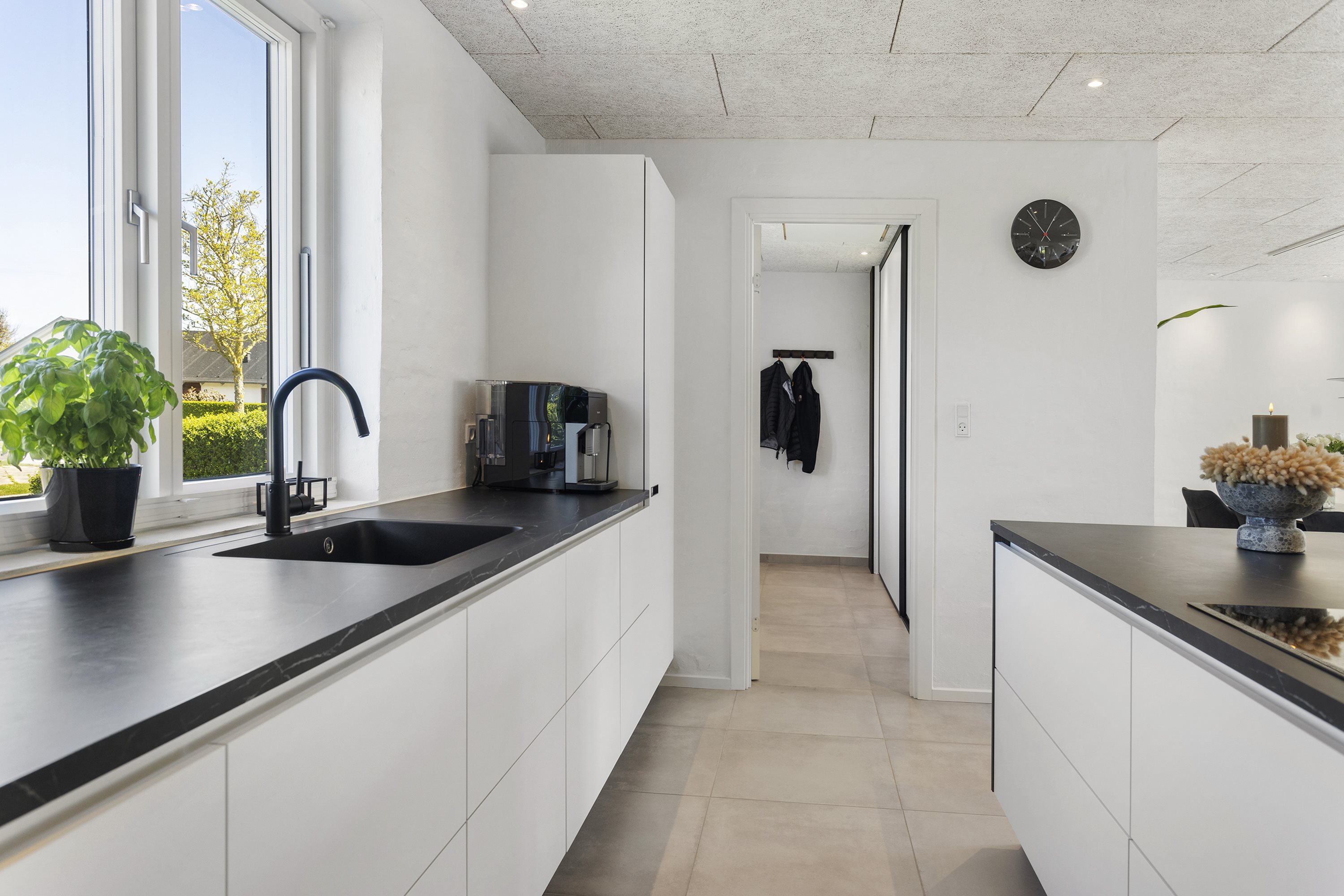 Fremhævet køkken billede i fuldskærmstilstand. Billede af Gustav Wieds Vej 1, 9900 Frederikshavn