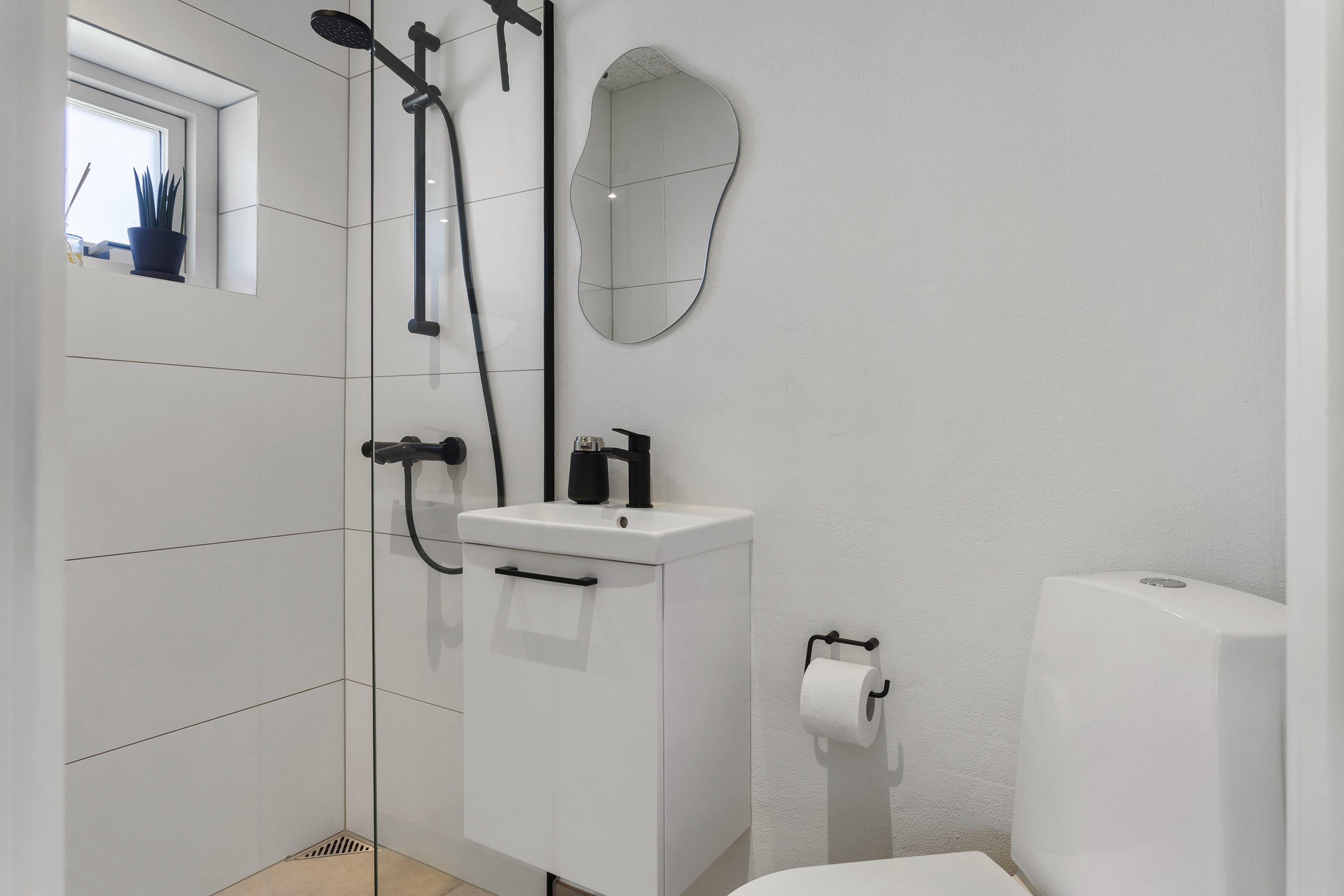 Fremhævet badeværelse billede i fuldskærmstilstand. Billede af Gustav Wieds Vej 1, 9900 Frederikshavn