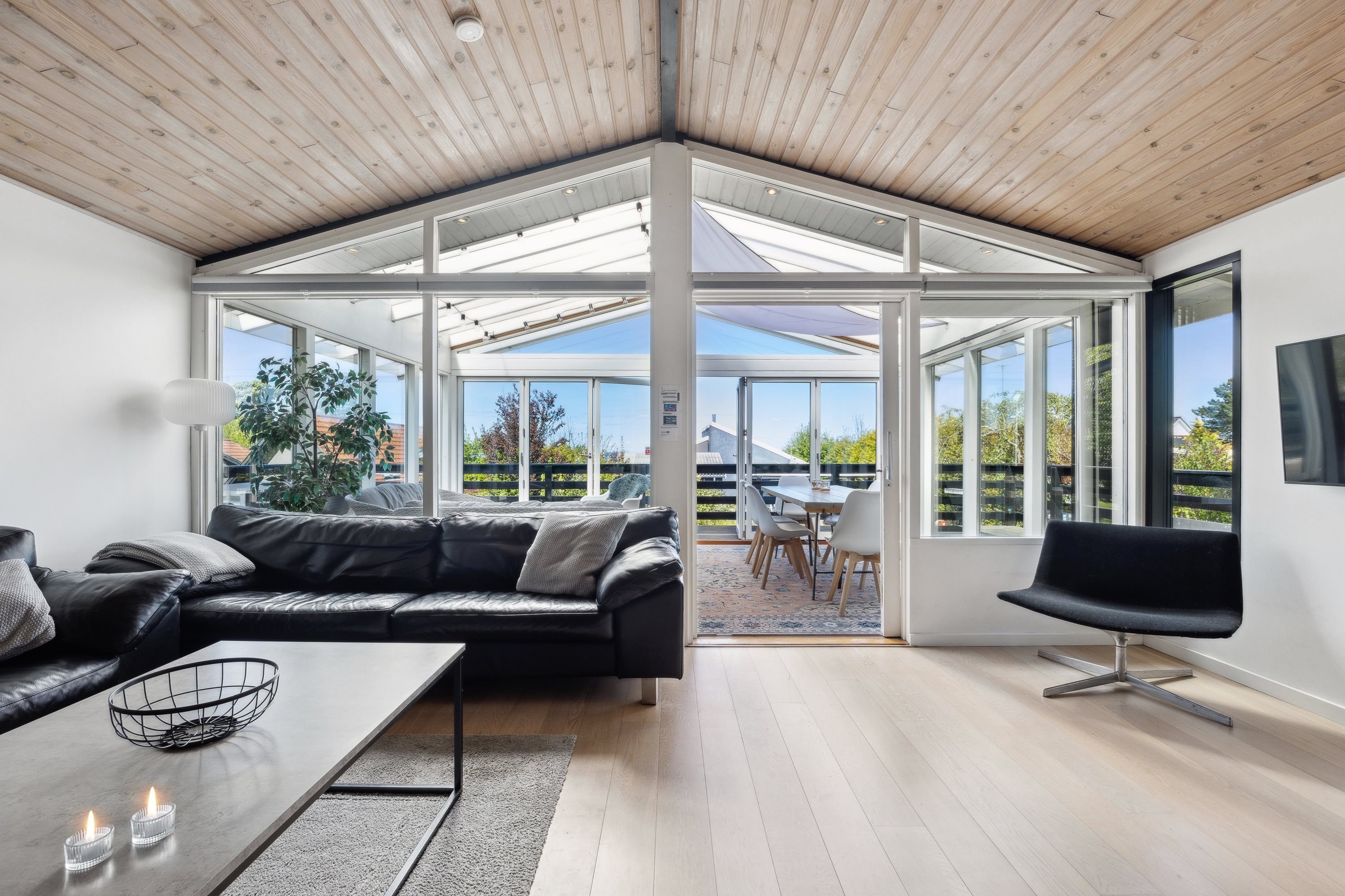 Fremhævet stue billede i fuldskærmstilstand. Billede af Brinken 250, 4671 Strøby