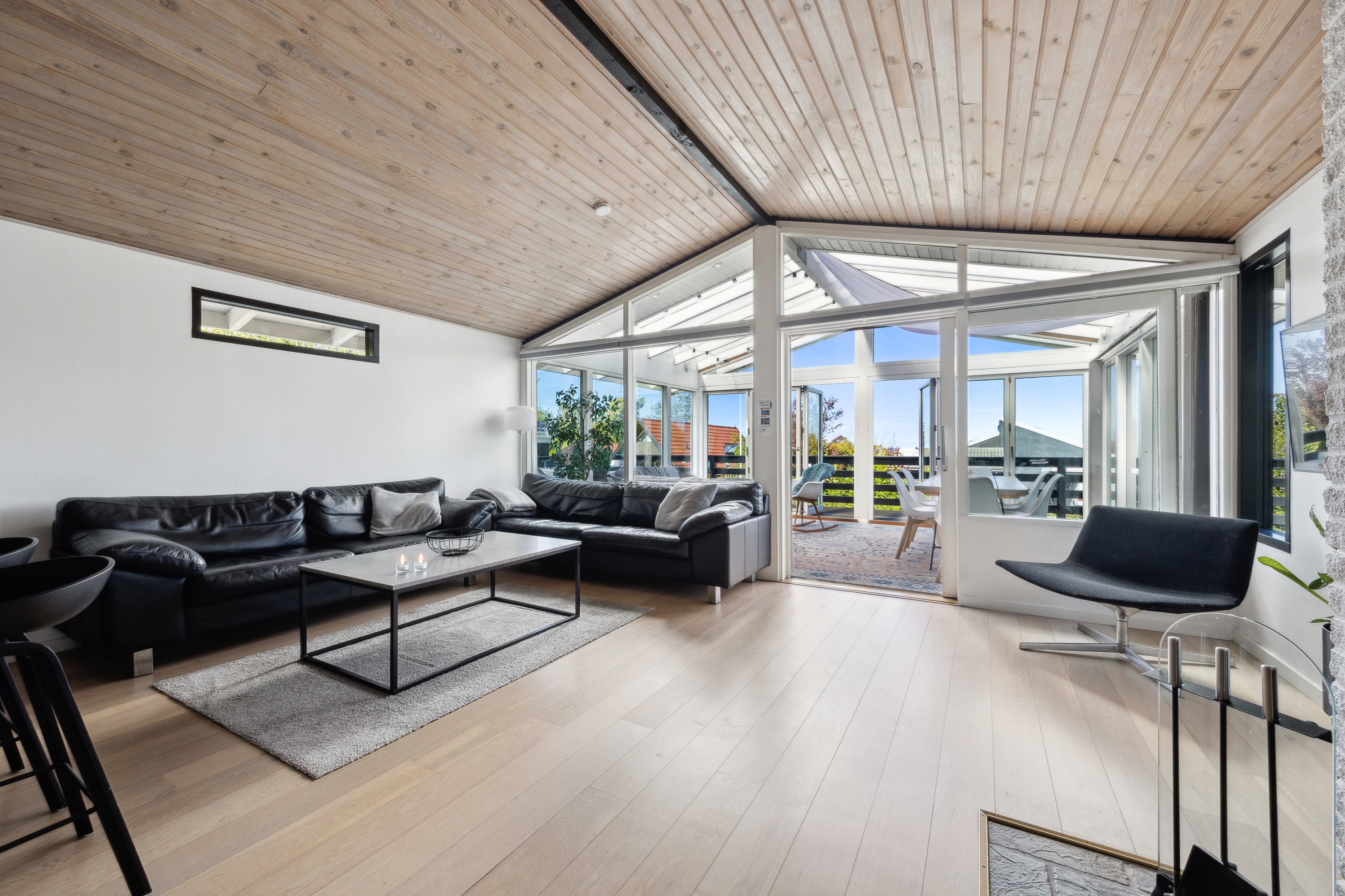 Fremhævet stue billede i fuldskærmstilstand. Billede af Brinken 250, 4671 Strøby