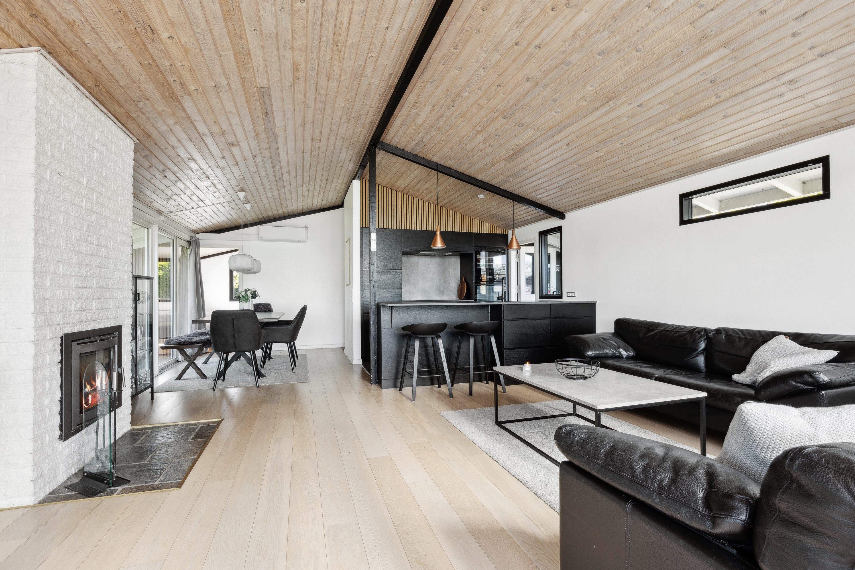 Fremhævet stue billede i fuldskærmstilstand. Billede af Brinken 250, 4671 Strøby