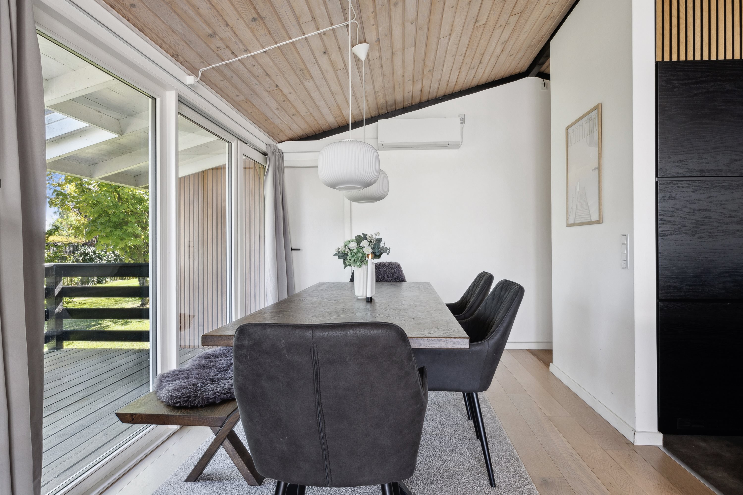 Fremhævet stue billede i fuldskærmstilstand. Billede af Brinken 250, 4671 Strøby