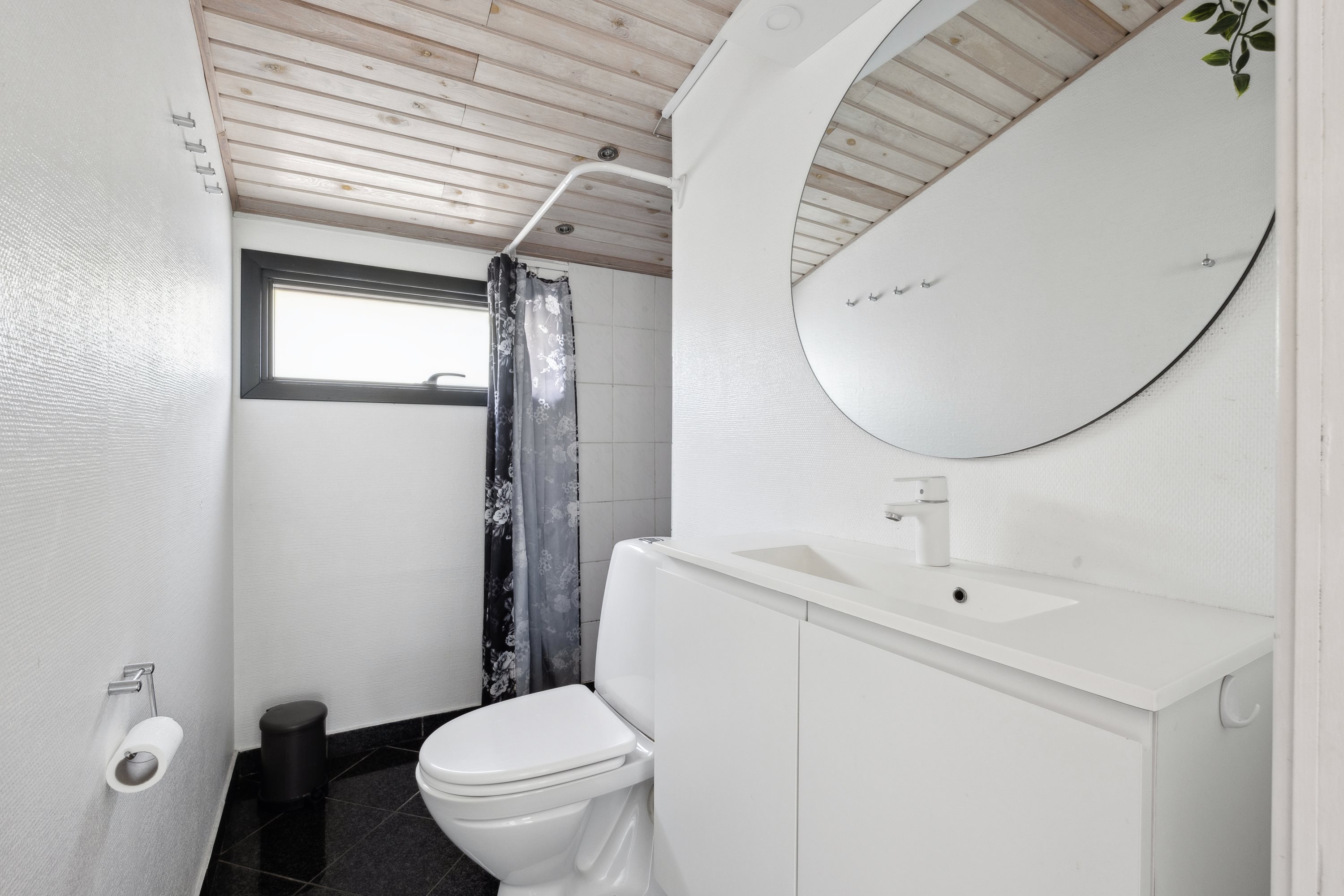 Fremhævet badeværelse billede i fuldskærmstilstand. Billede af Brinken 250, 4671 Strøby