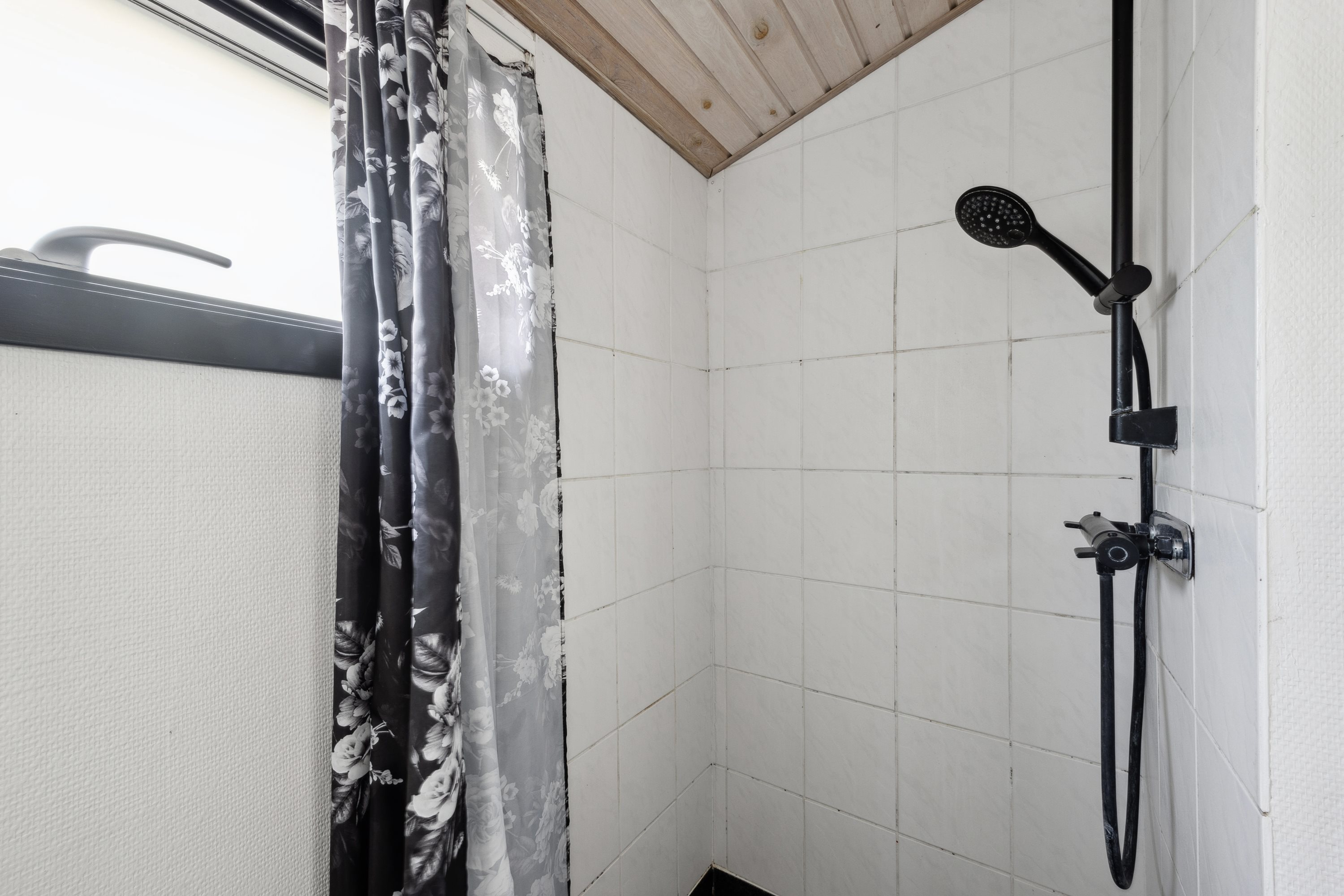 Fremhævet badeværelse billede i fuldskærmstilstand. Billede af Brinken 250, 4671 Strøby