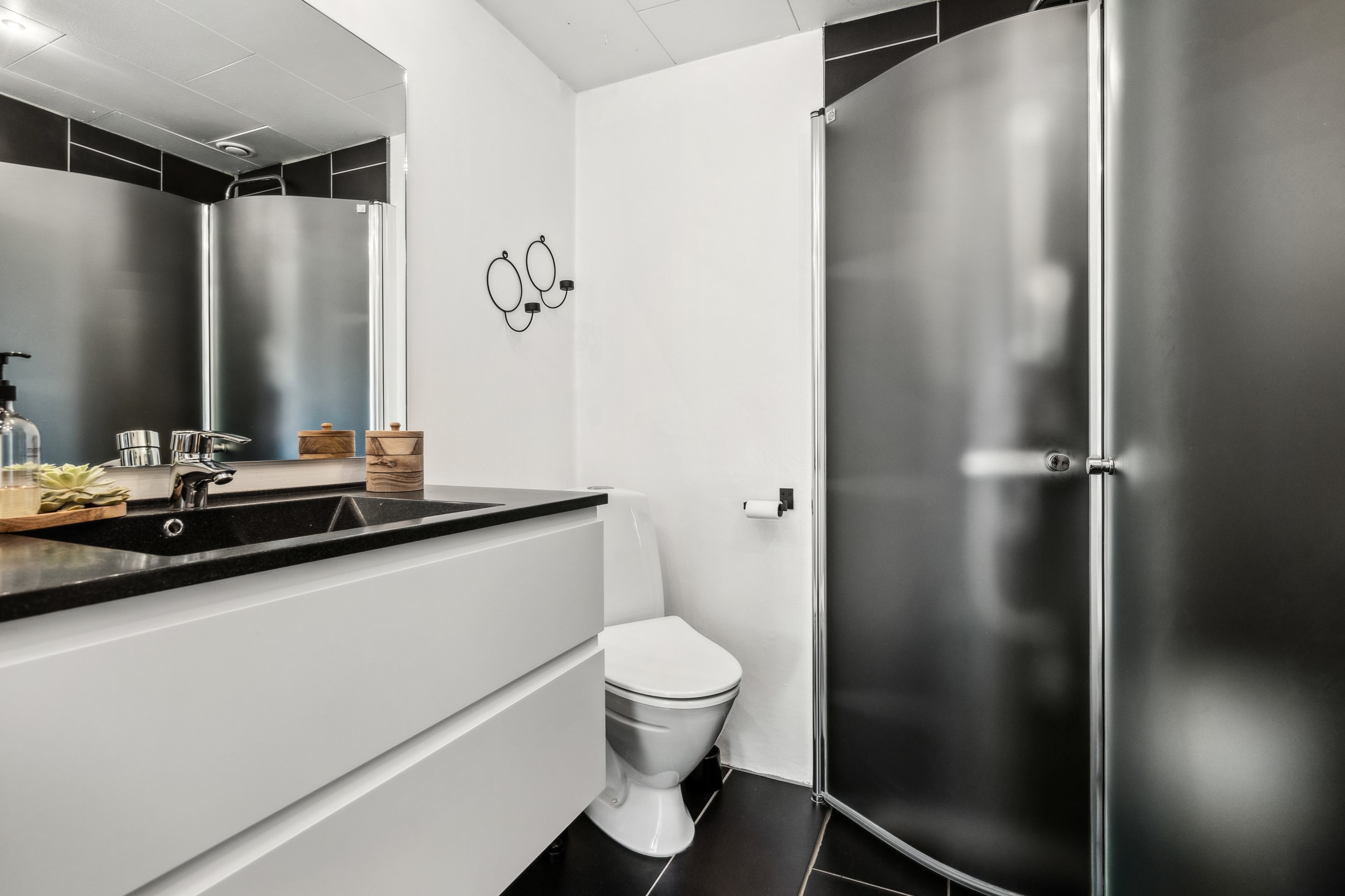 Fremhævet badeværelse billede i fuldskærmstilstand. Billede af Bakkelyvej 6B, 9380 Vestbjerg