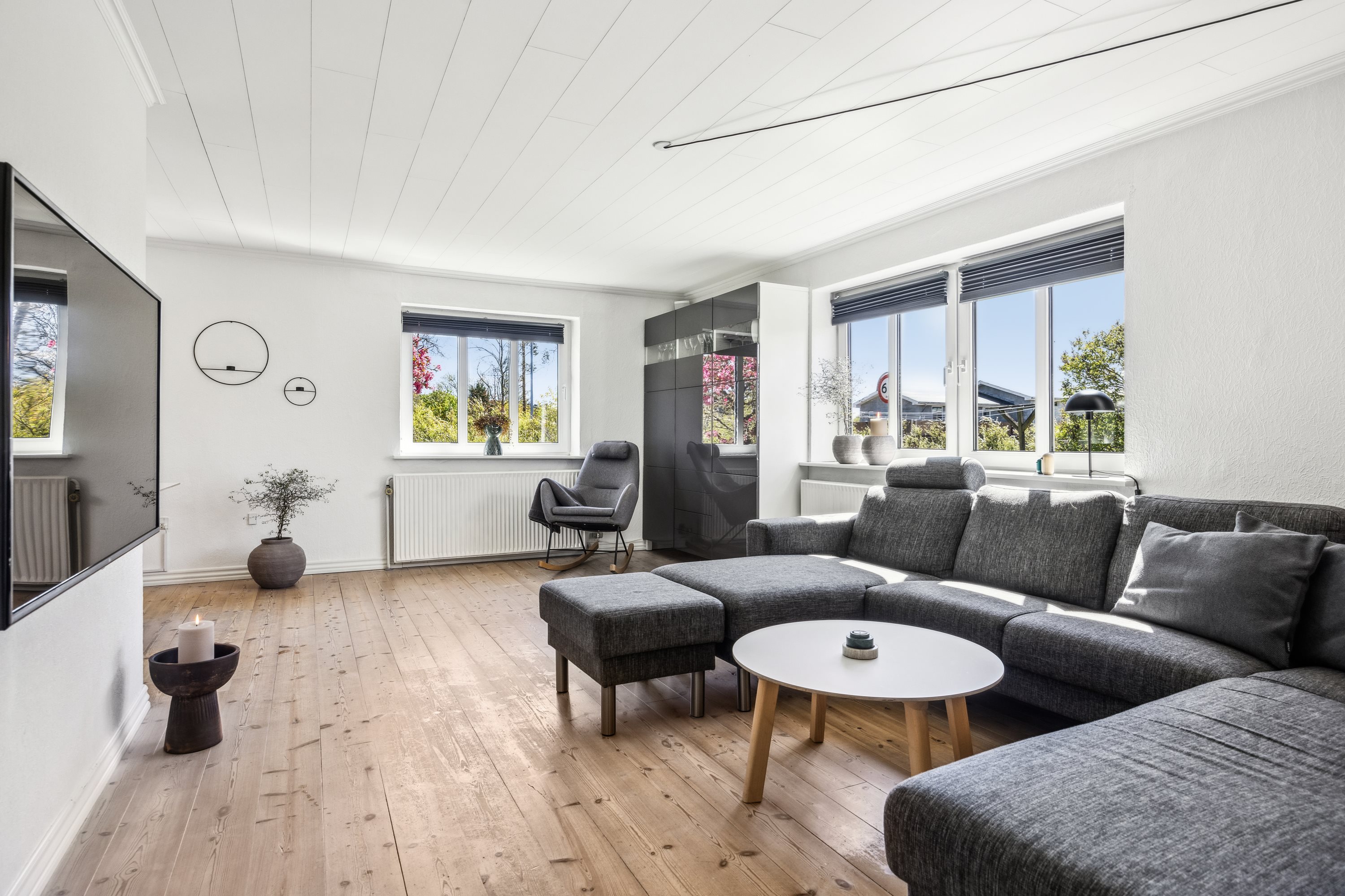 Fremhævet stue billede i fuldskærmstilstand. Billede af Bakkelyvej 6B, 9380 Vestbjerg