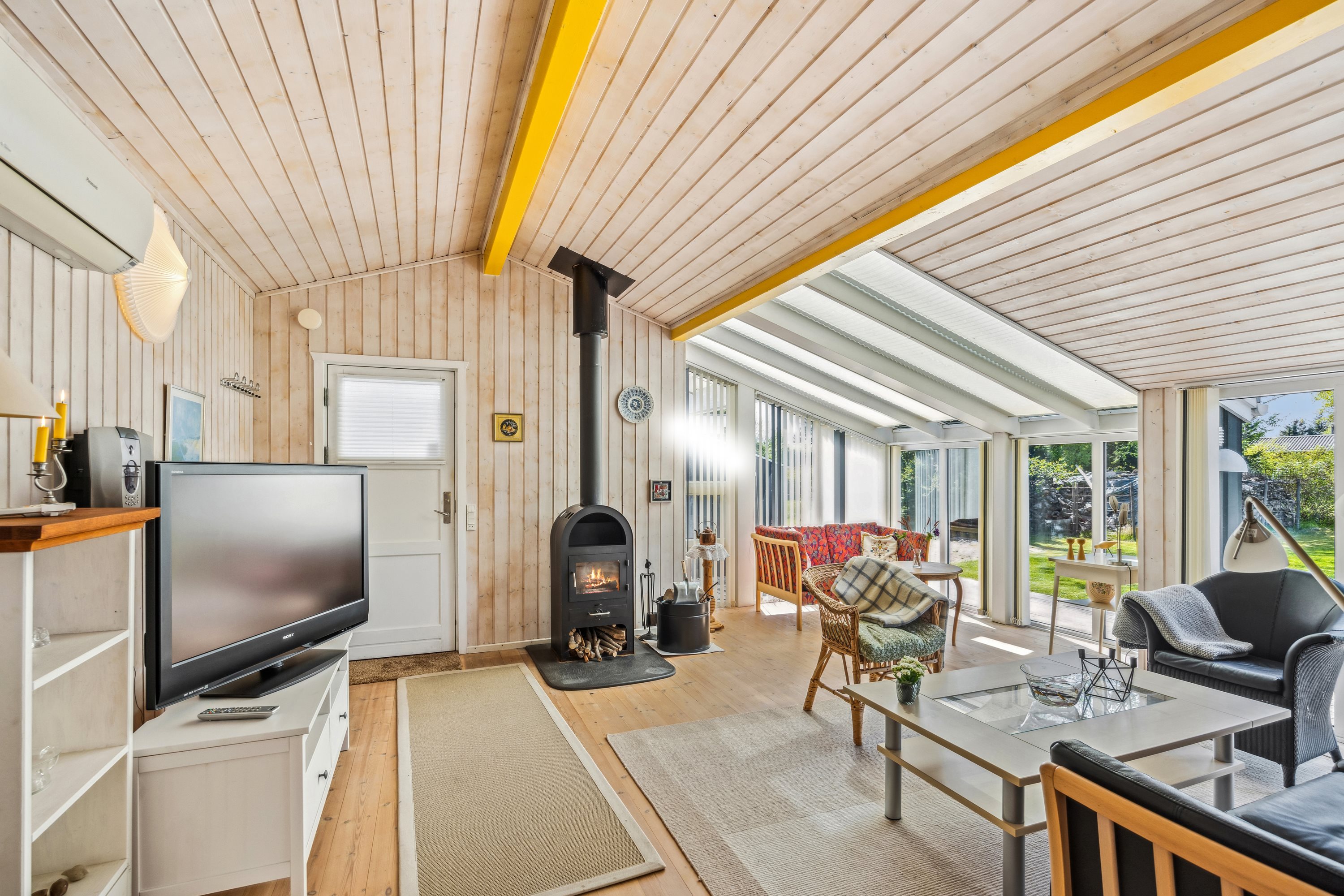 Fremhævet stue billede i fuldskærmstilstand. Billede af Sommervej 30, 9370 Hals