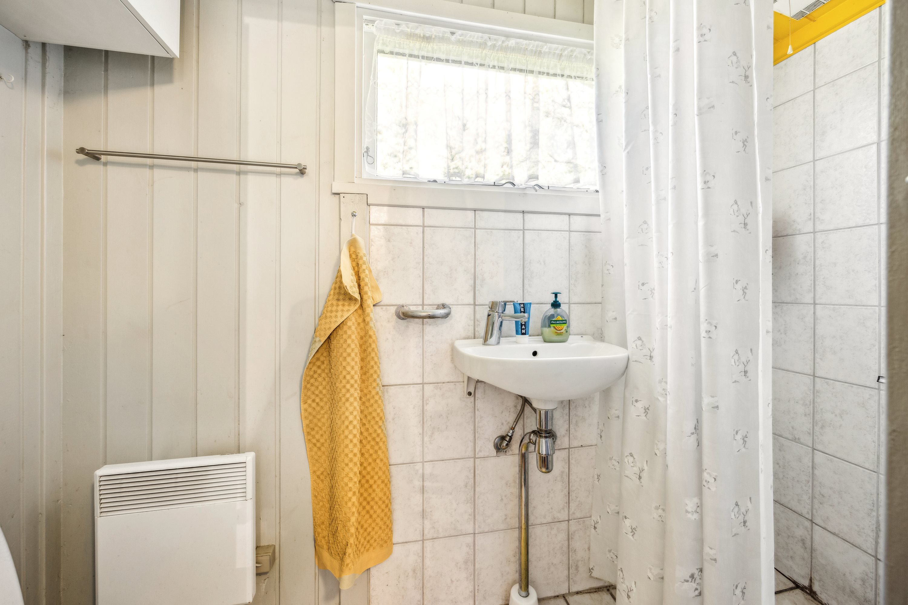 Fremhævet badeværelse billede i fuldskærmstilstand. Billede af Sommervej 30, 9370 Hals