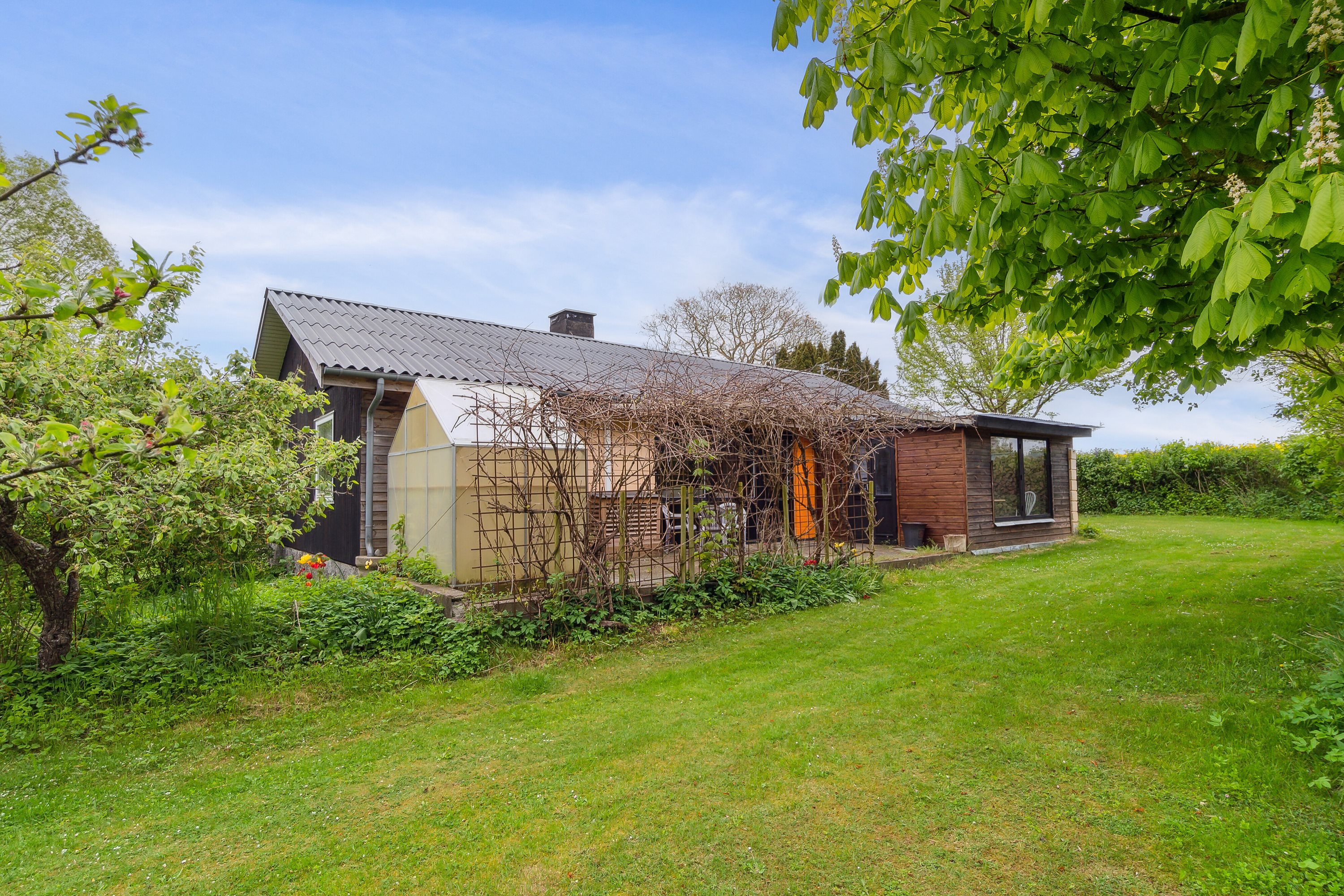 Fremhævet set fra haven billede i fuldskærmstilstand. Billede af Svinøvestervej 7, 4750 Lundby