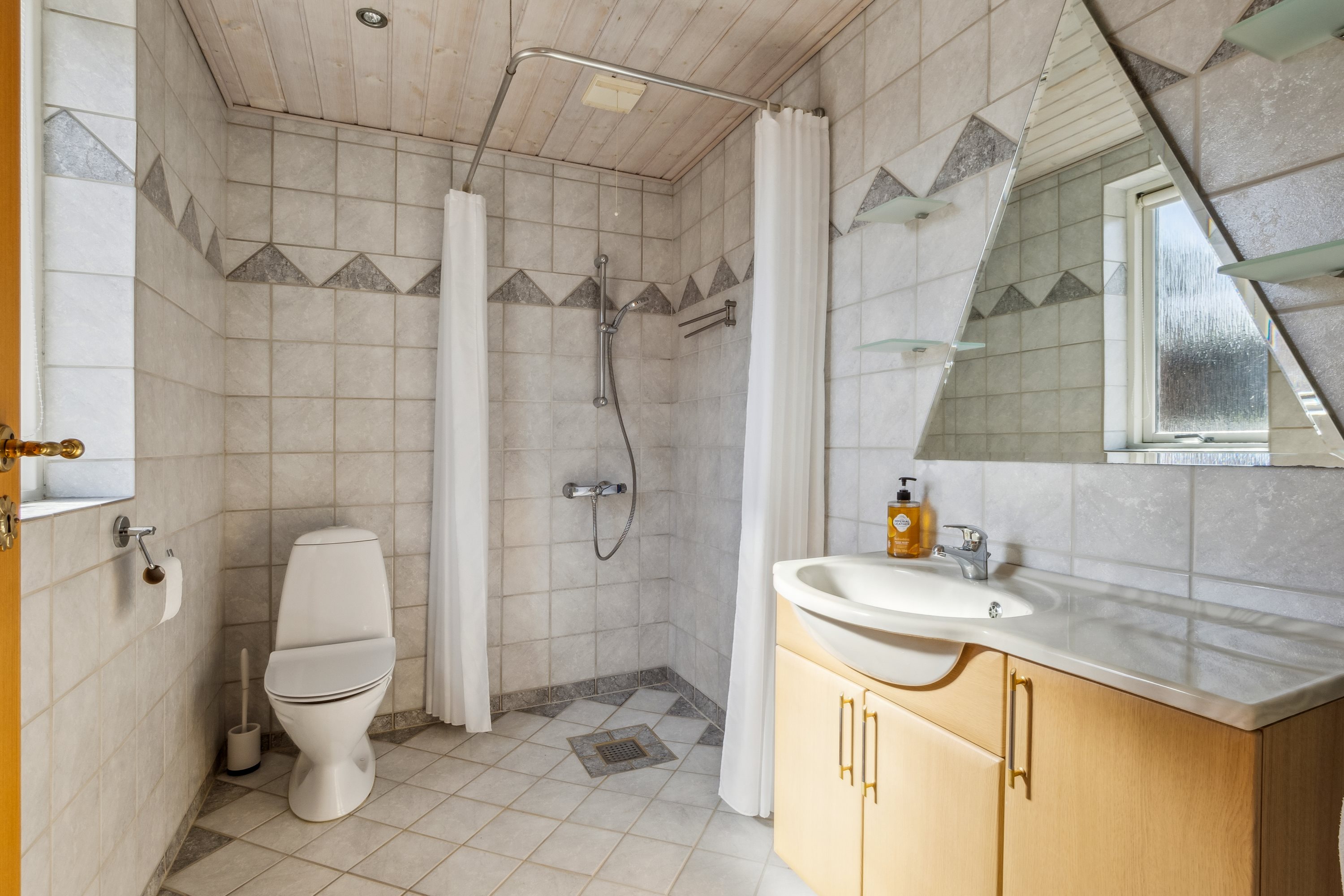 Fremhævet badeværelse billede i fuldskærmstilstand. Billede af Mælkevejen 16, Rønbjerg, 7800 Skive