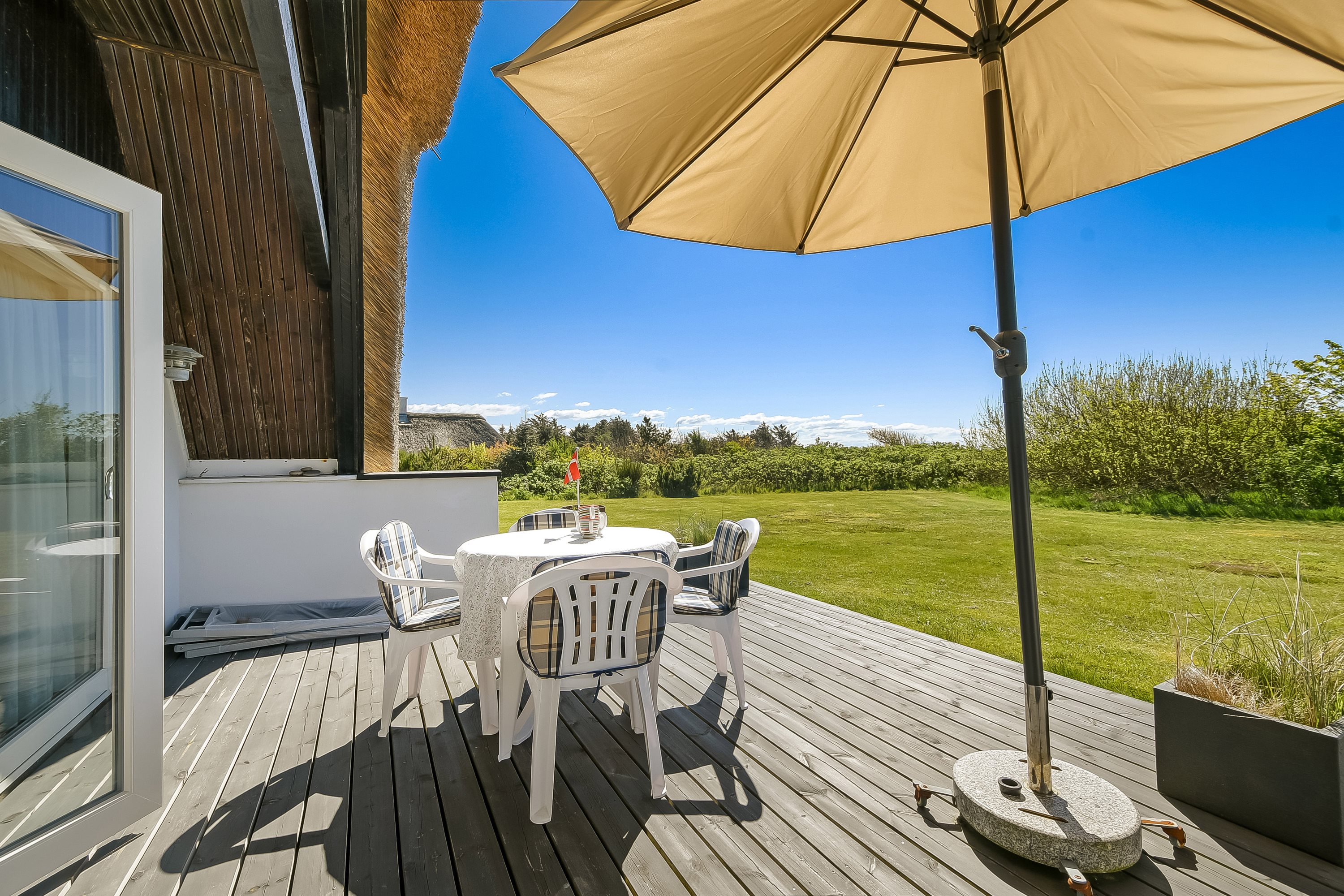 Fremhævet terrasse billede i fuldskærmstilstand. Billede af Sundhuse 8, Vedersø, 6990 Ulfborg