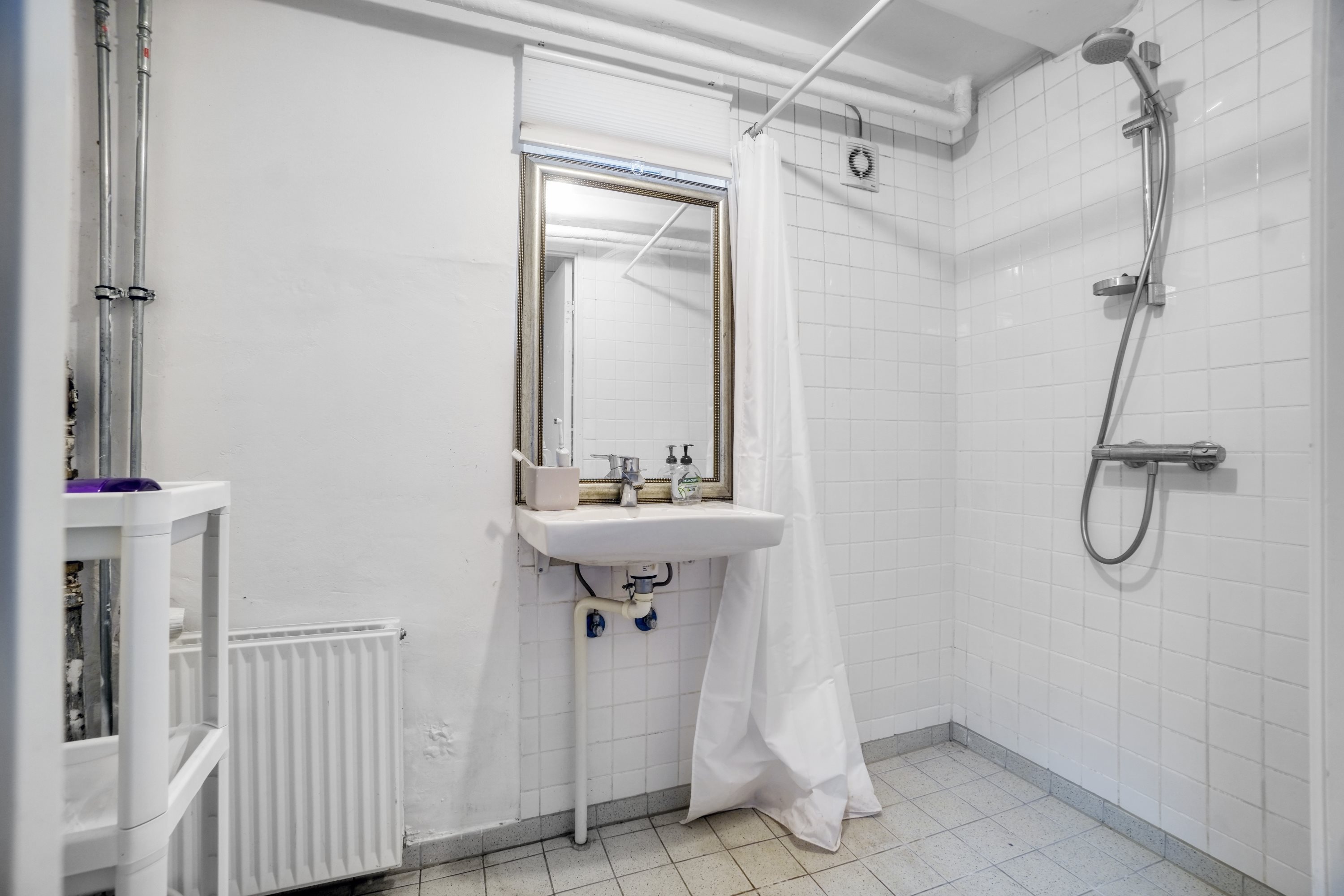 Fremhævet badeværelse billede i fuldskærmstilstand. Billede af Alrunevej 1, 2900 Hellerup