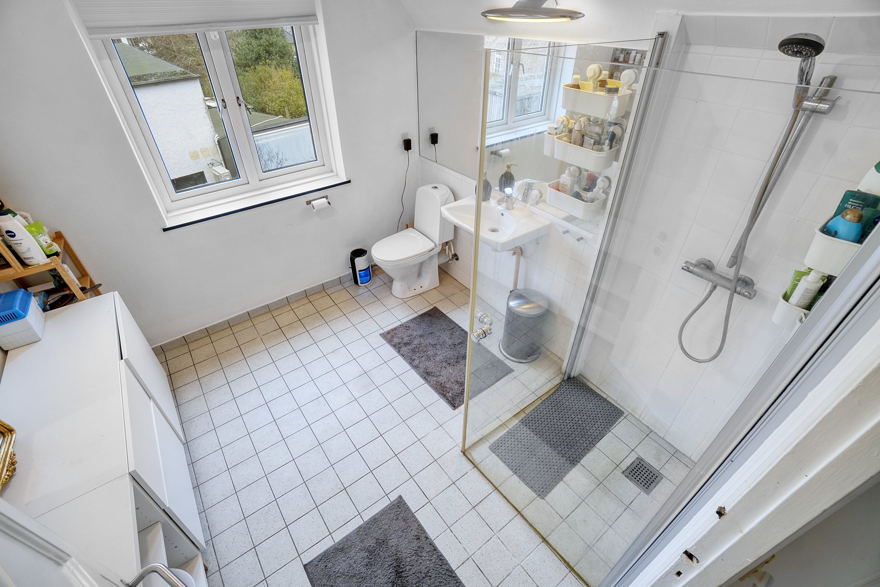 Fremhævet badeværelse billede i fuldskærmstilstand. Billede af Alrunevej 1, 2900 Hellerup