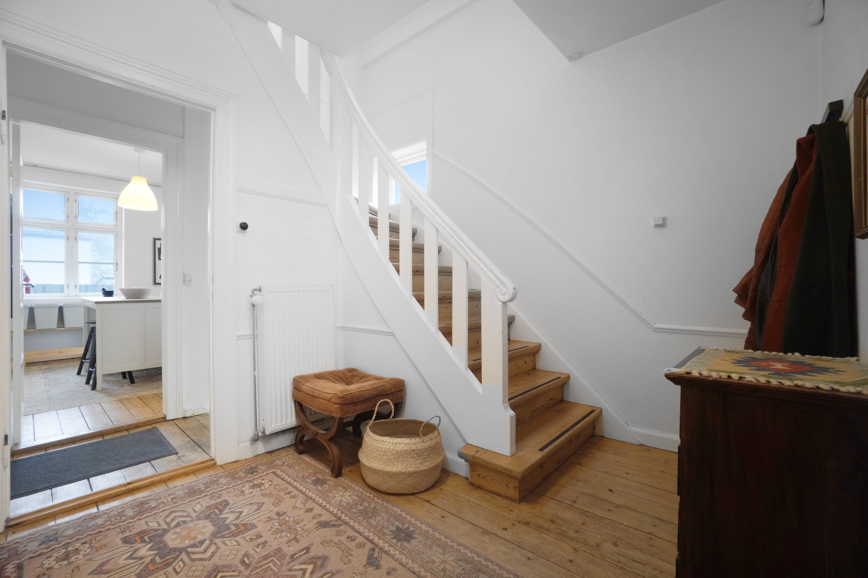 Fremhævet entré billede i fuldskærmstilstand. Billede af Alrunevej 1, 2900 Hellerup