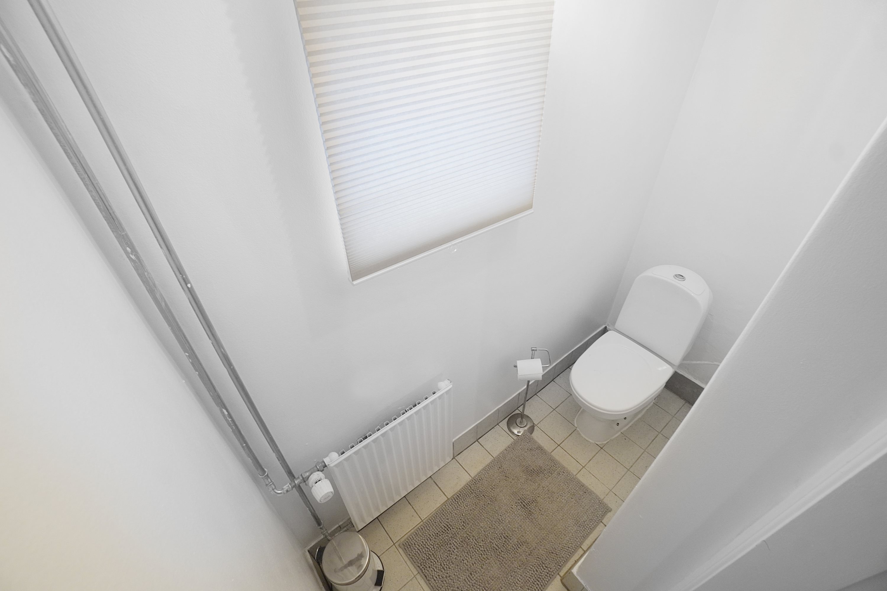 Fremhævet wc billede i fuldskærmstilstand. Billede af Alrunevej 1, 2900 Hellerup