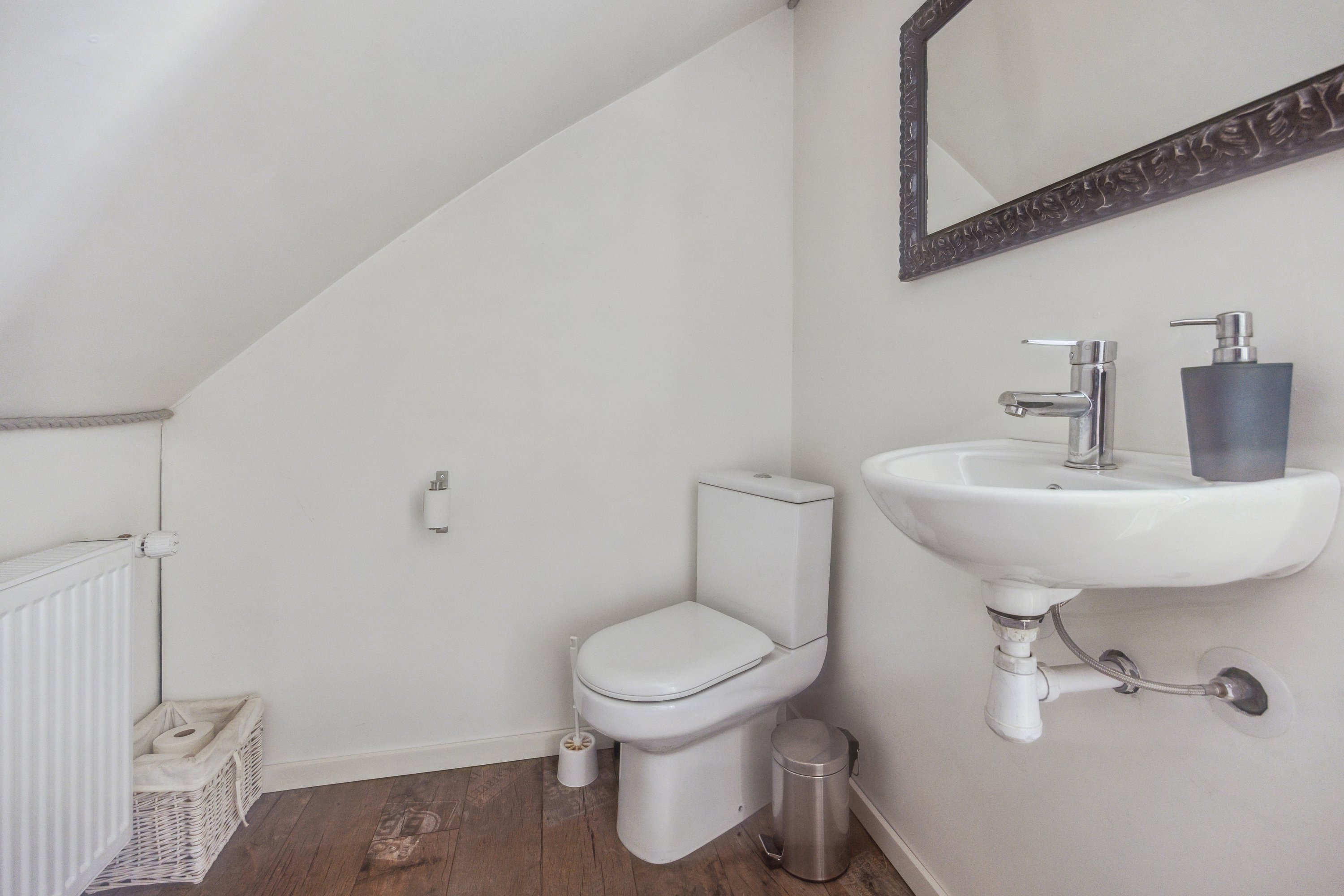 Fremhævet toilet billede i fuldskærmstilstand. Billede af Boldrupvej 109, Simested, 9620 Aalestrup