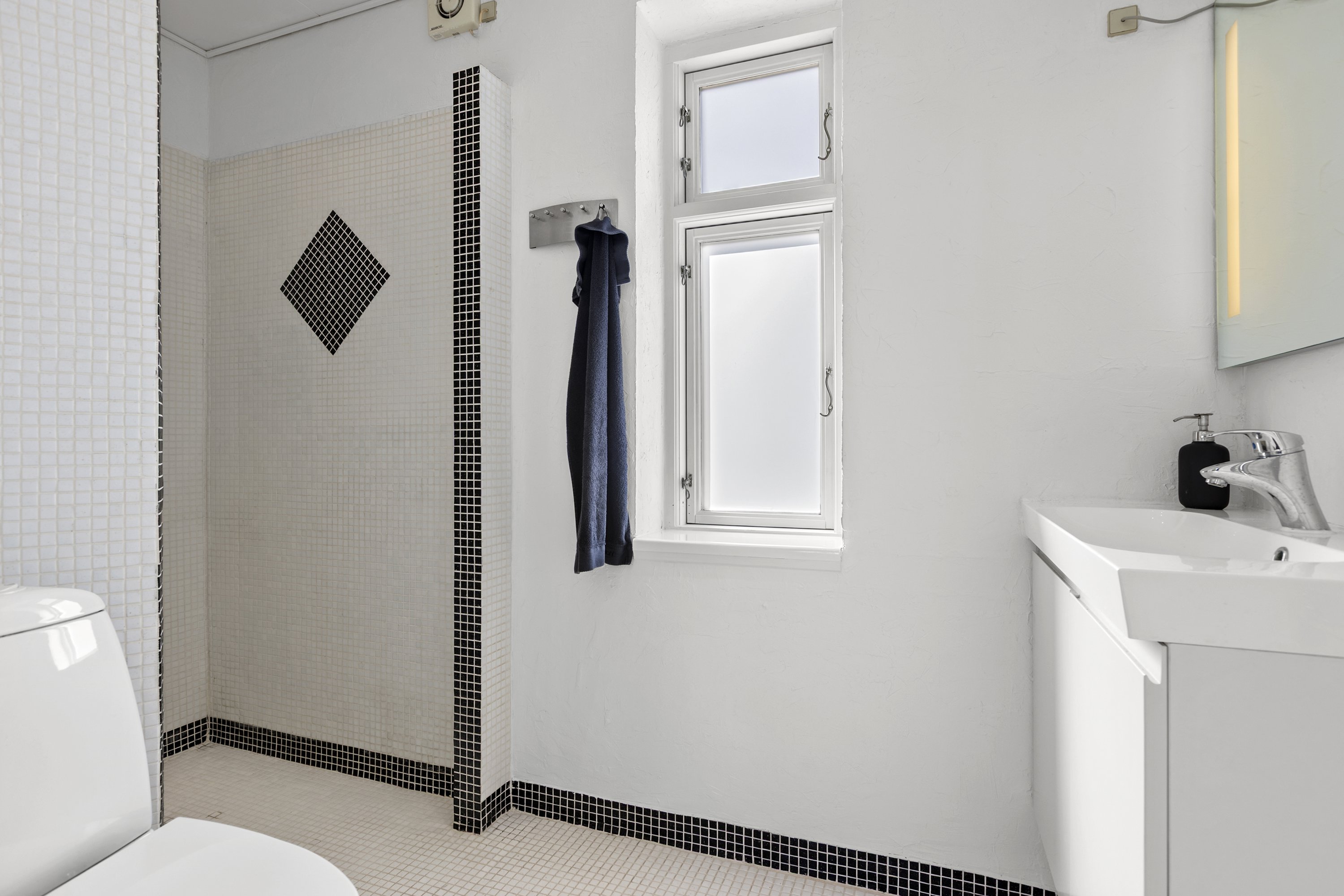 Fremhævet badeværelse billede i fuldskærmstilstand. Billede af Banevej 2, 4293 Dianalund