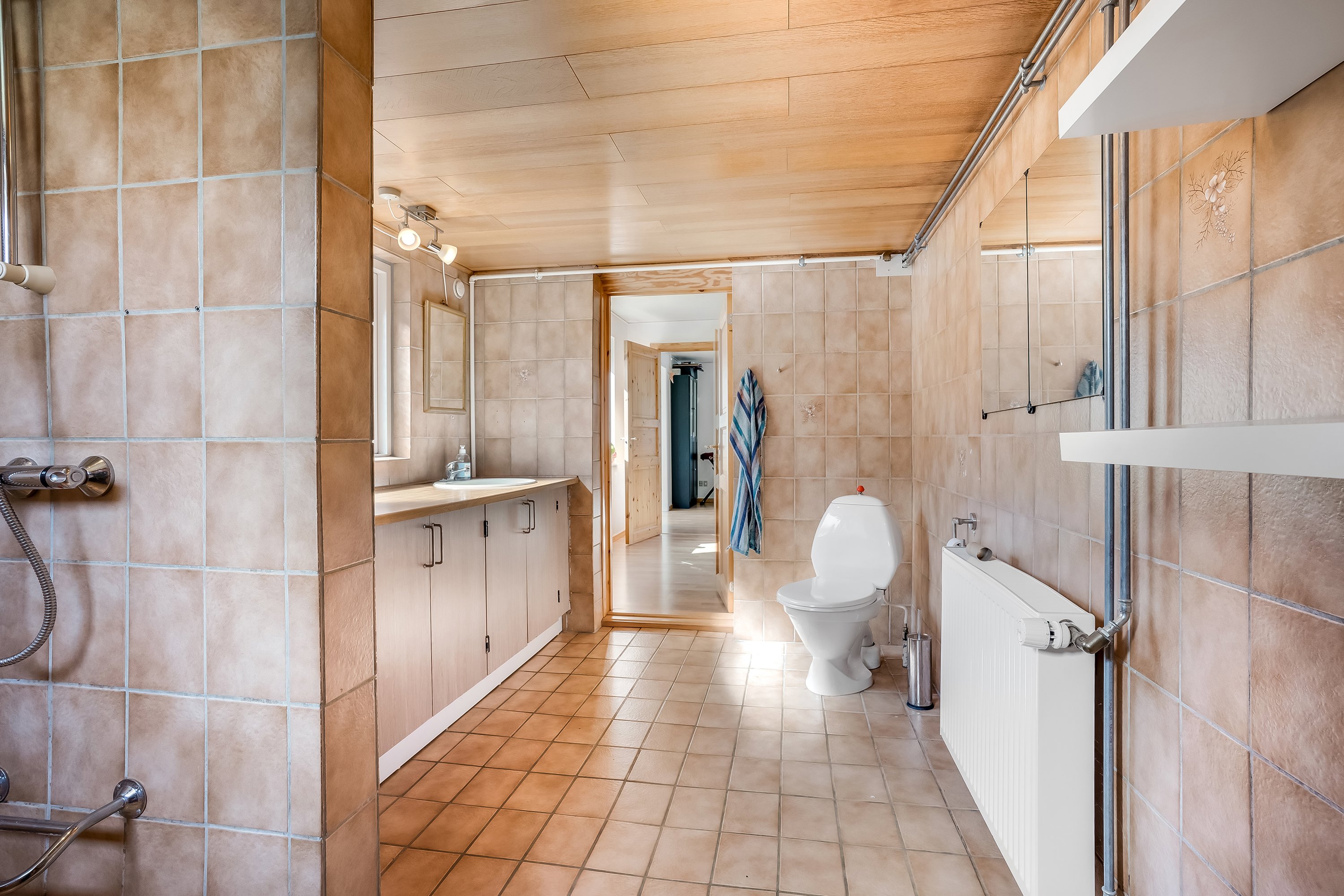 Fremhævet badeværelse billede i fuldskærmstilstand. Billede af Frederiksberg 15, 7660 Bækmarksbro