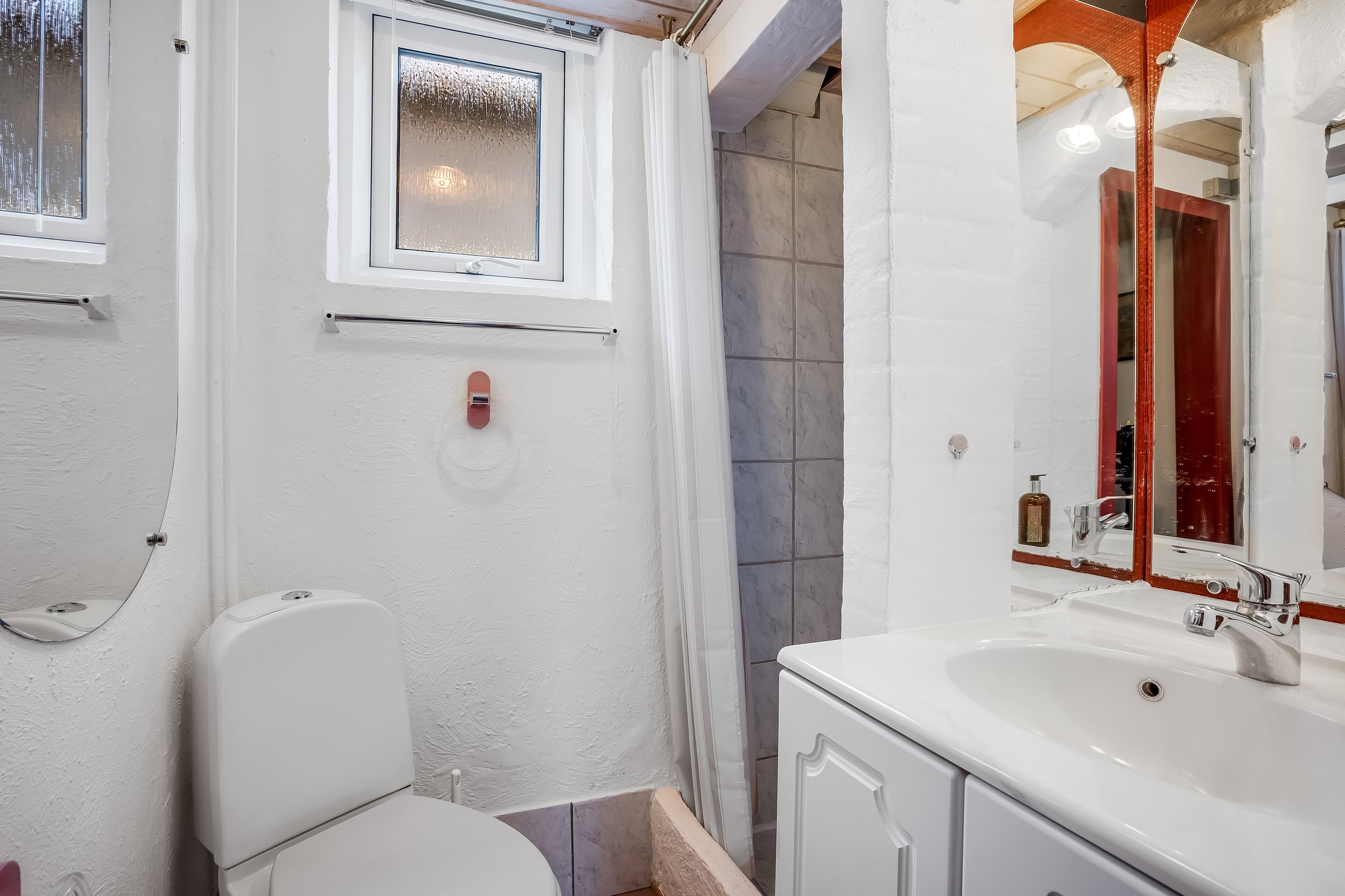 Fremhævet badeværelse billede i fuldskærmstilstand. Billede af Hovedgaden 47, Nørre Nissum, 7620 Lemvig