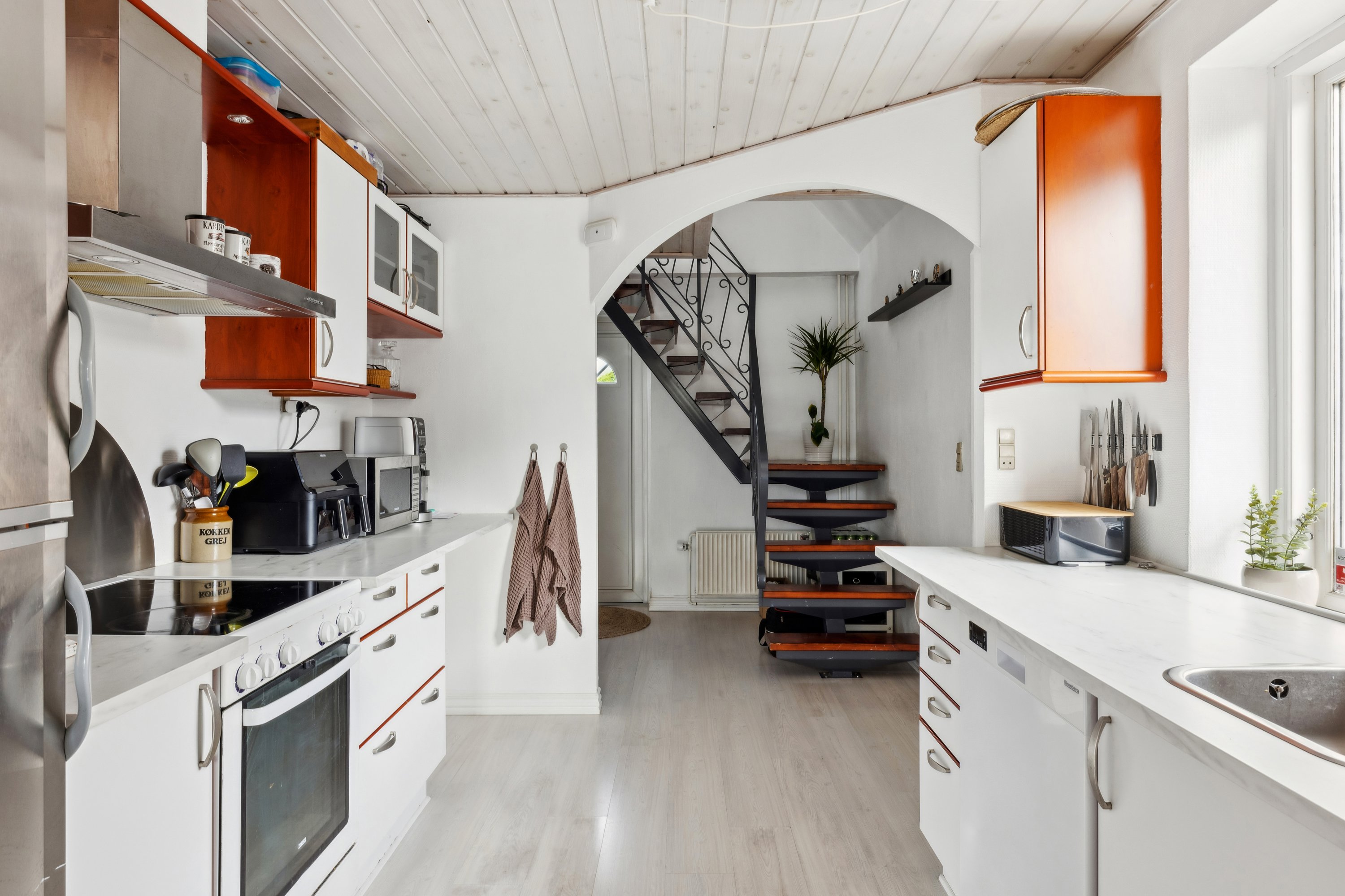 Fremhævet køkken billede i fuldskærmstilstand. Billede af Syrenvej 10, Pindstrup, 8550 Ryomgård