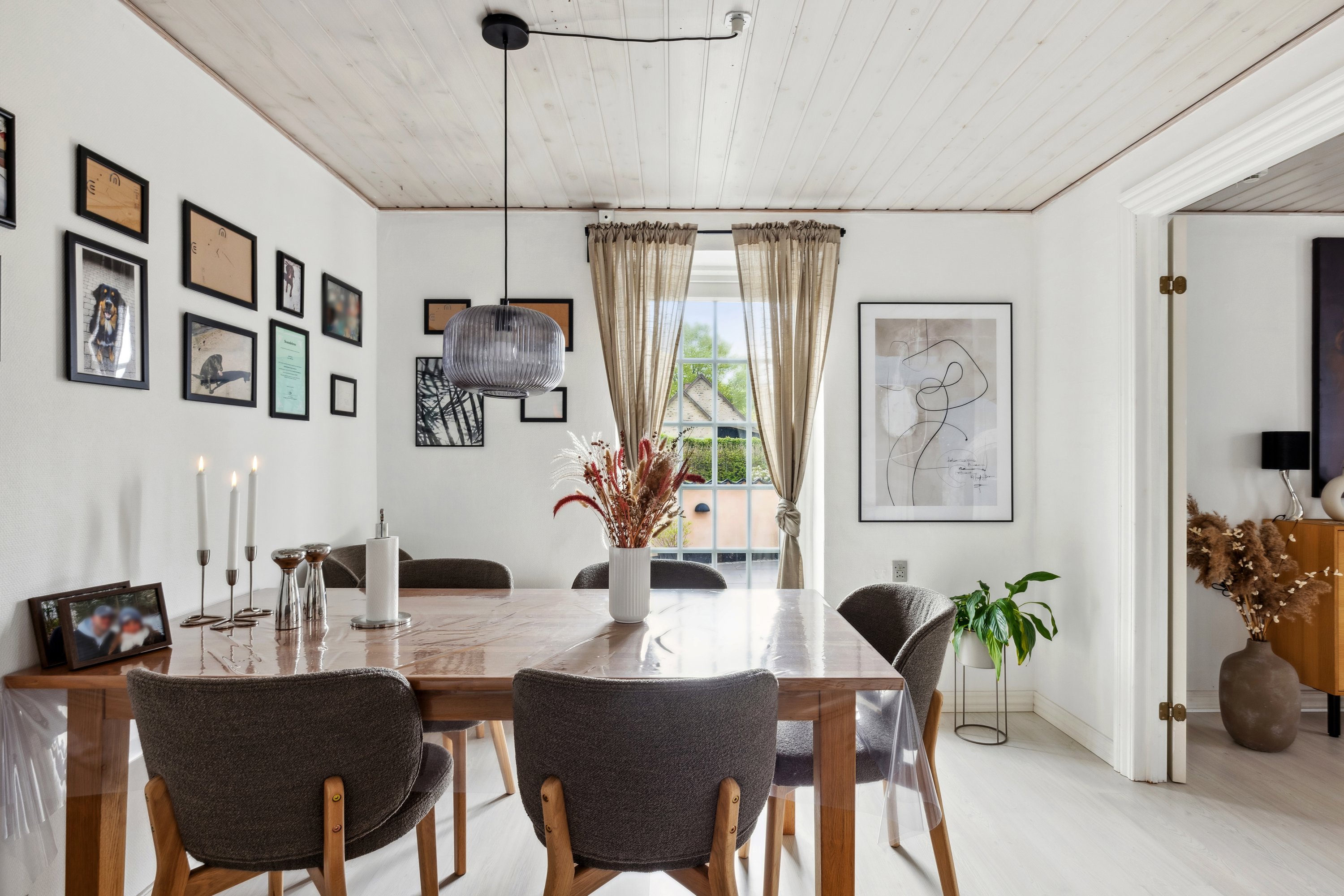 Fremhævet stue billede i fuldskærmstilstand. Billede af Syrenvej 10, Pindstrup, 8550 Ryomgård