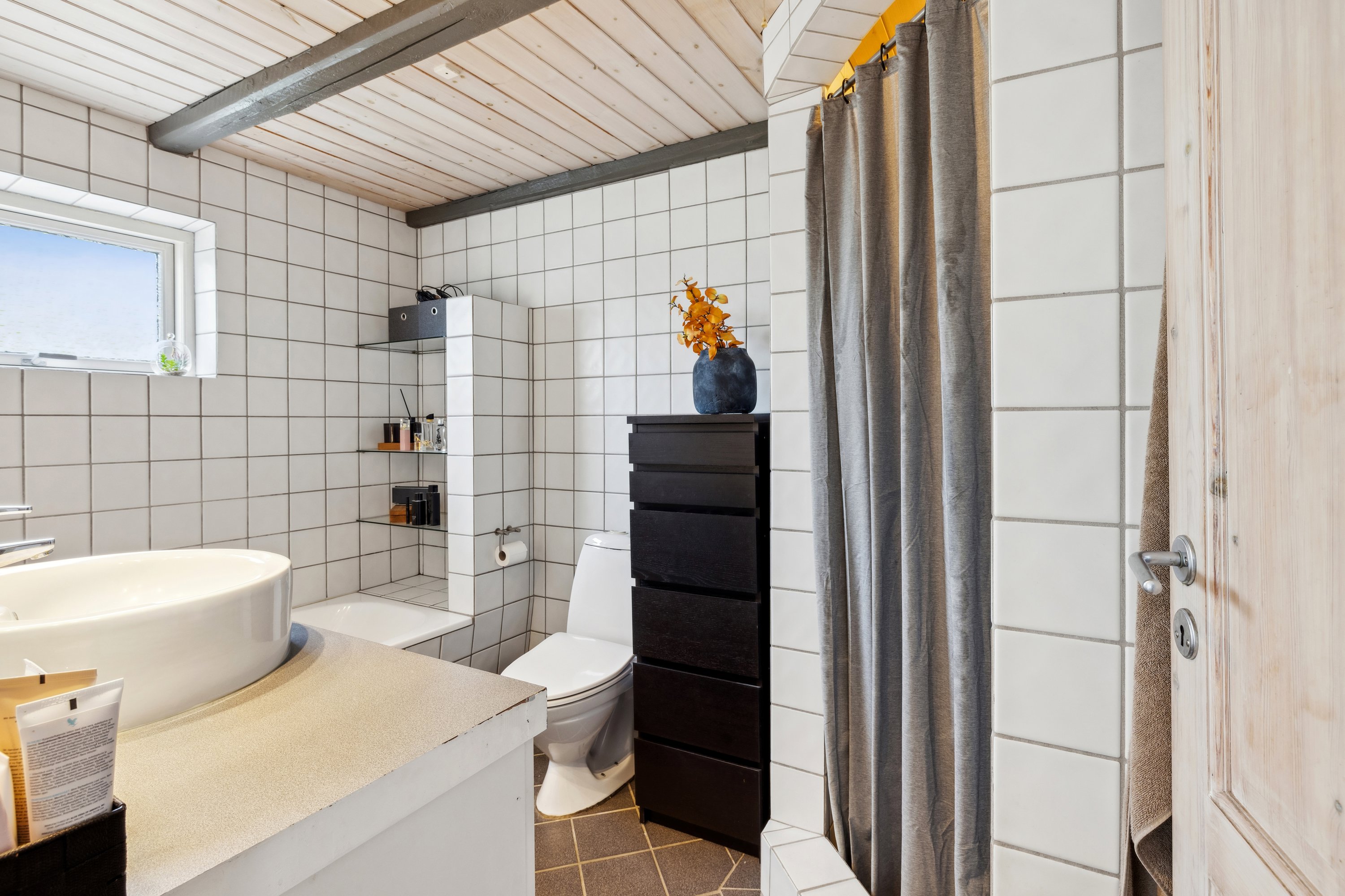 Fremhævet badeværelse billede i fuldskærmstilstand. Billede af Syrenvej 10, Pindstrup, 8550 Ryomgård