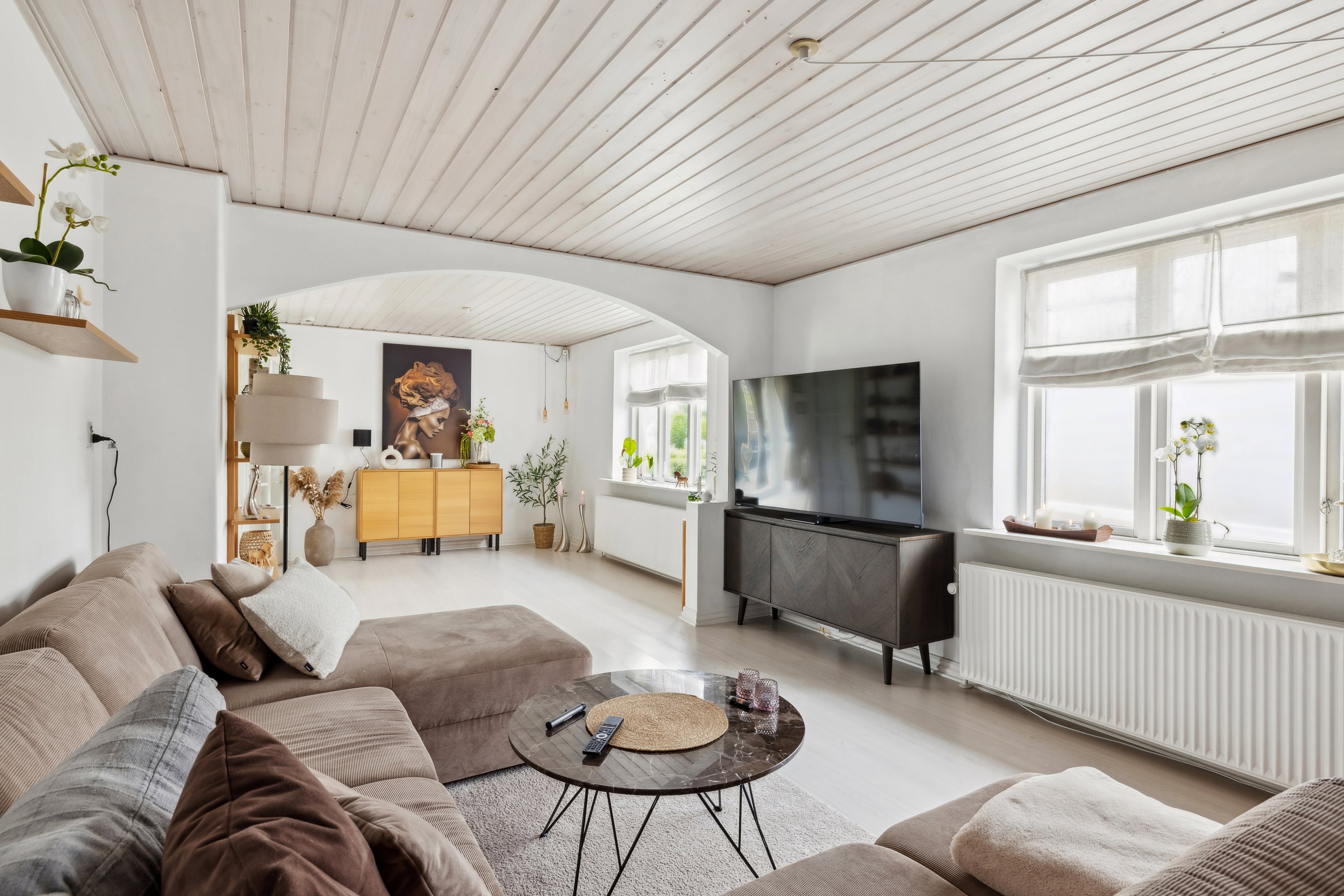 Fremhævet stue billede i fuldskærmstilstand. Billede af Syrenvej 10, Pindstrup, 8550 Ryomgård