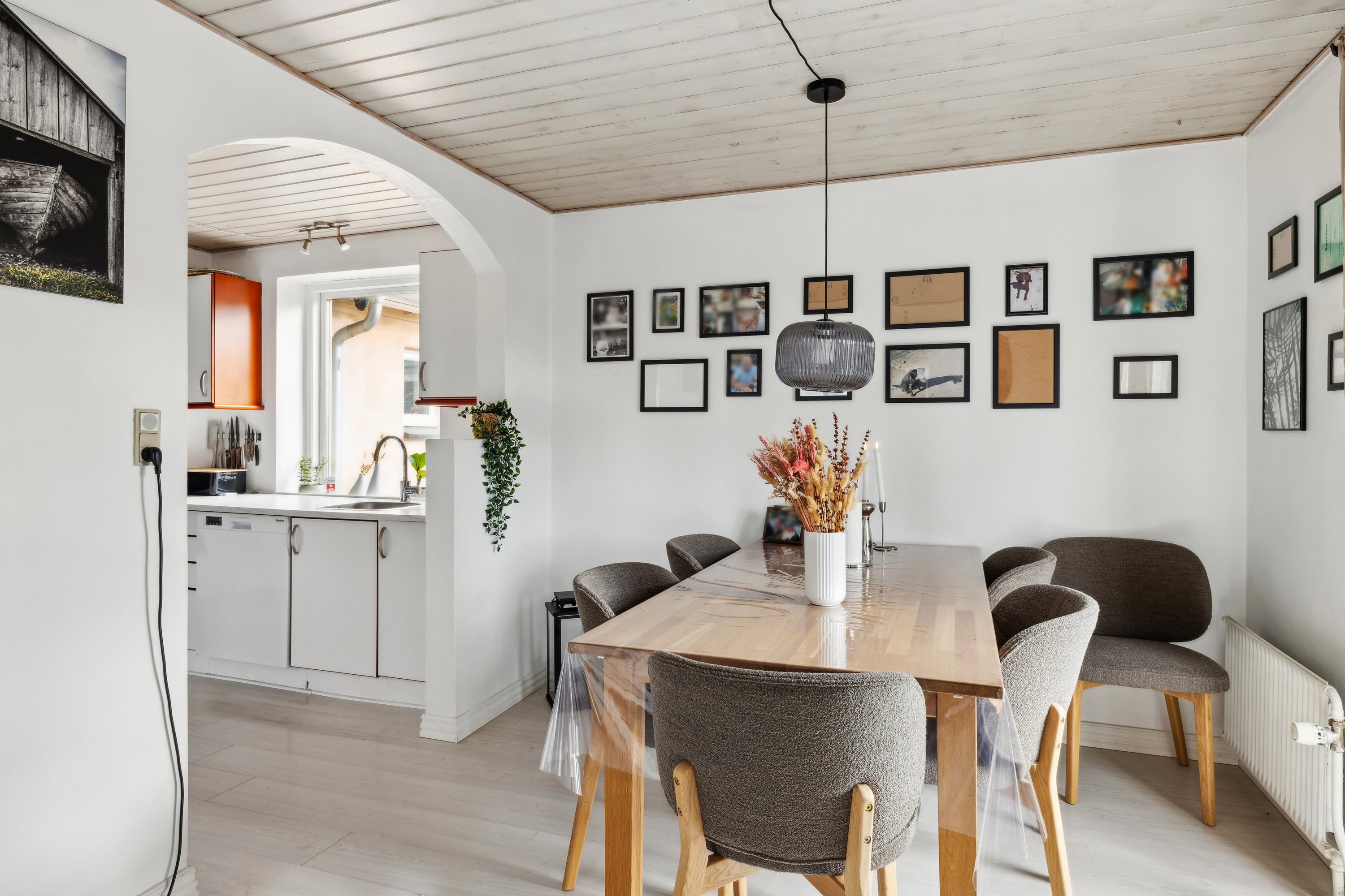 Fremhævet stue billede i fuldskærmstilstand. Billede af Syrenvej 10, Pindstrup, 8550 Ryomgård