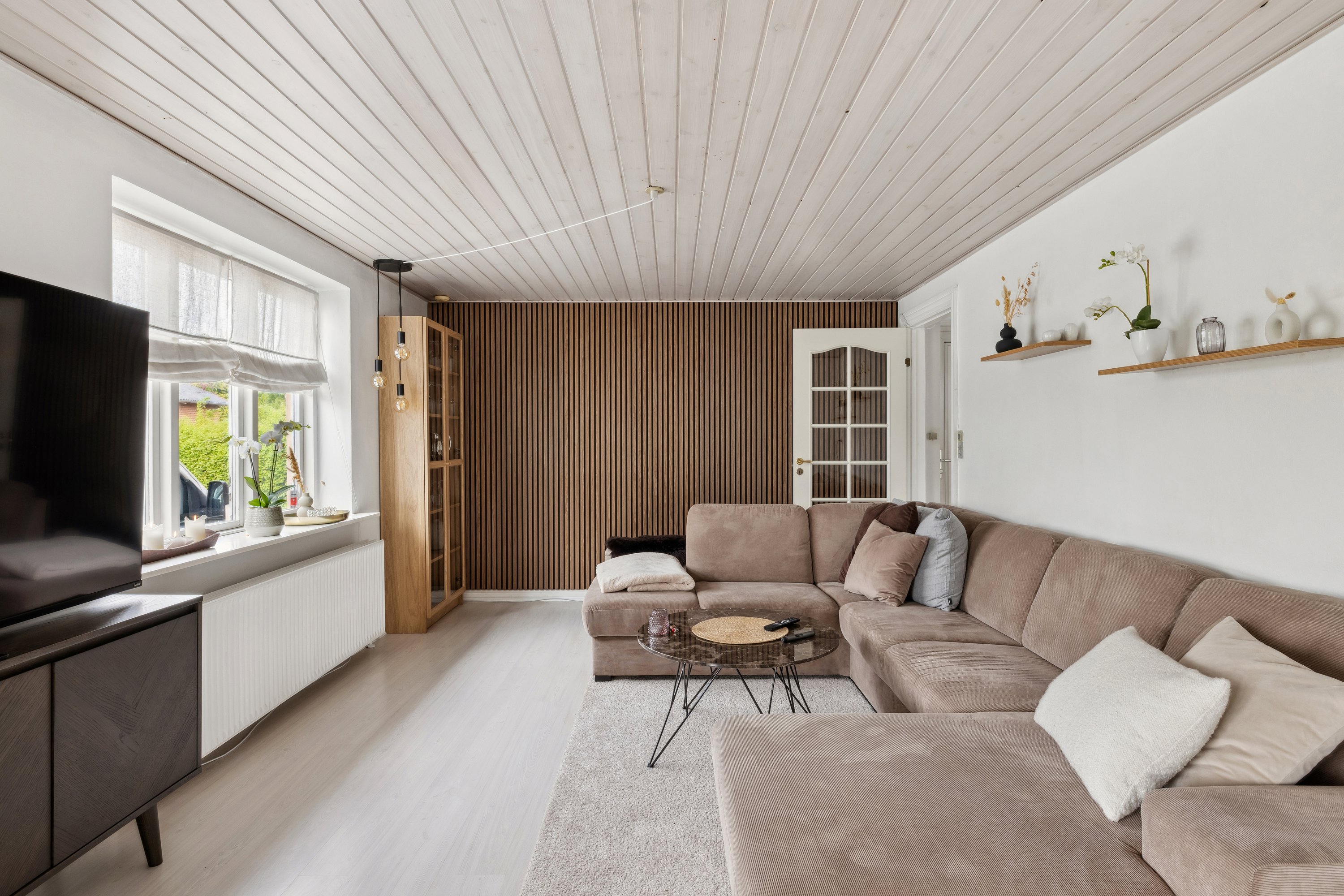 Fremhævet stue billede i fuldskærmstilstand. Billede af Syrenvej 10, Pindstrup, 8550 Ryomgård