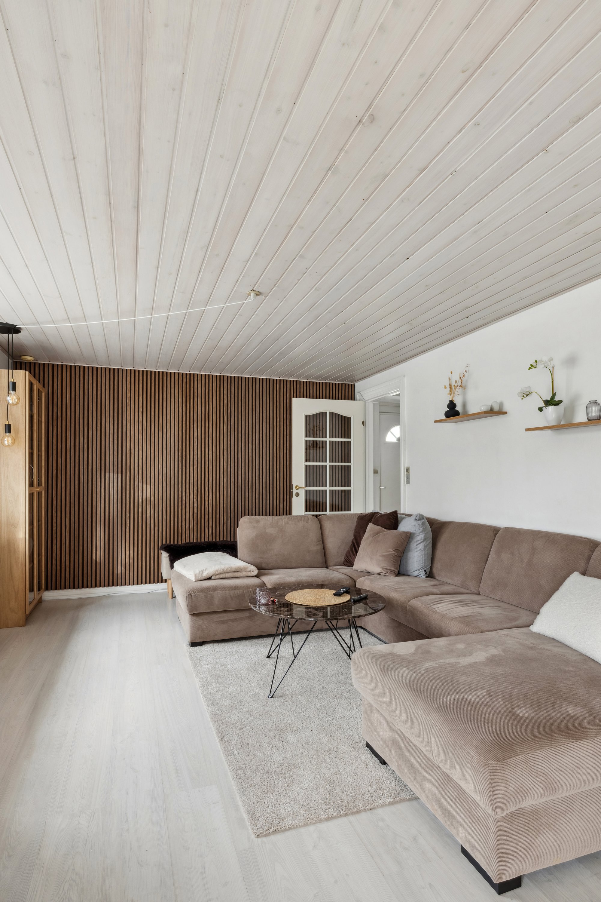 Fremhævet stue billede i fuldskærmstilstand. Billede af Syrenvej 10, Pindstrup, 8550 Ryomgård