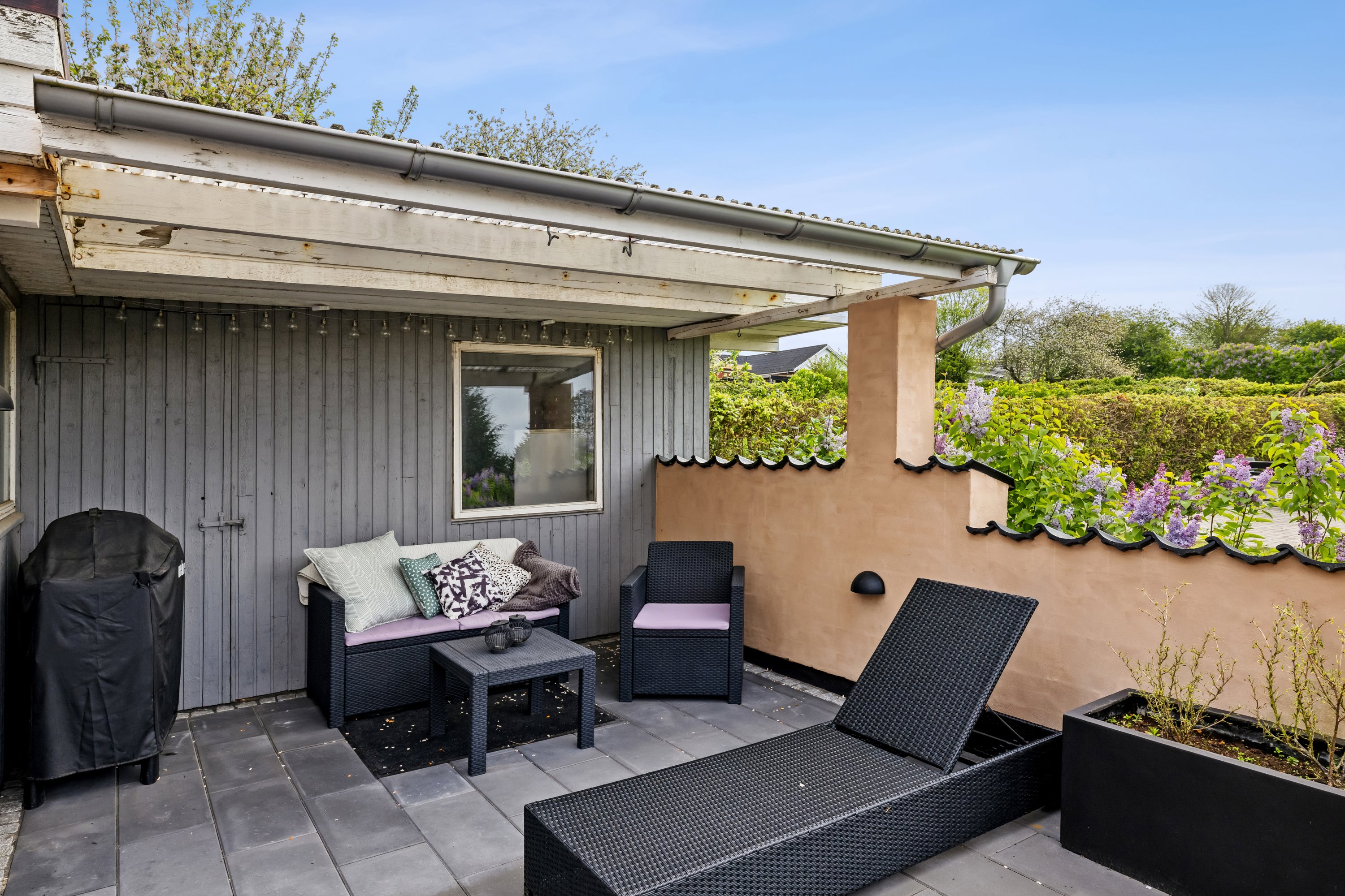 Fremhævet terrasse billede i fuldskærmstilstand. Billede af Syrenvej 10, Pindstrup, 8550 Ryomgård