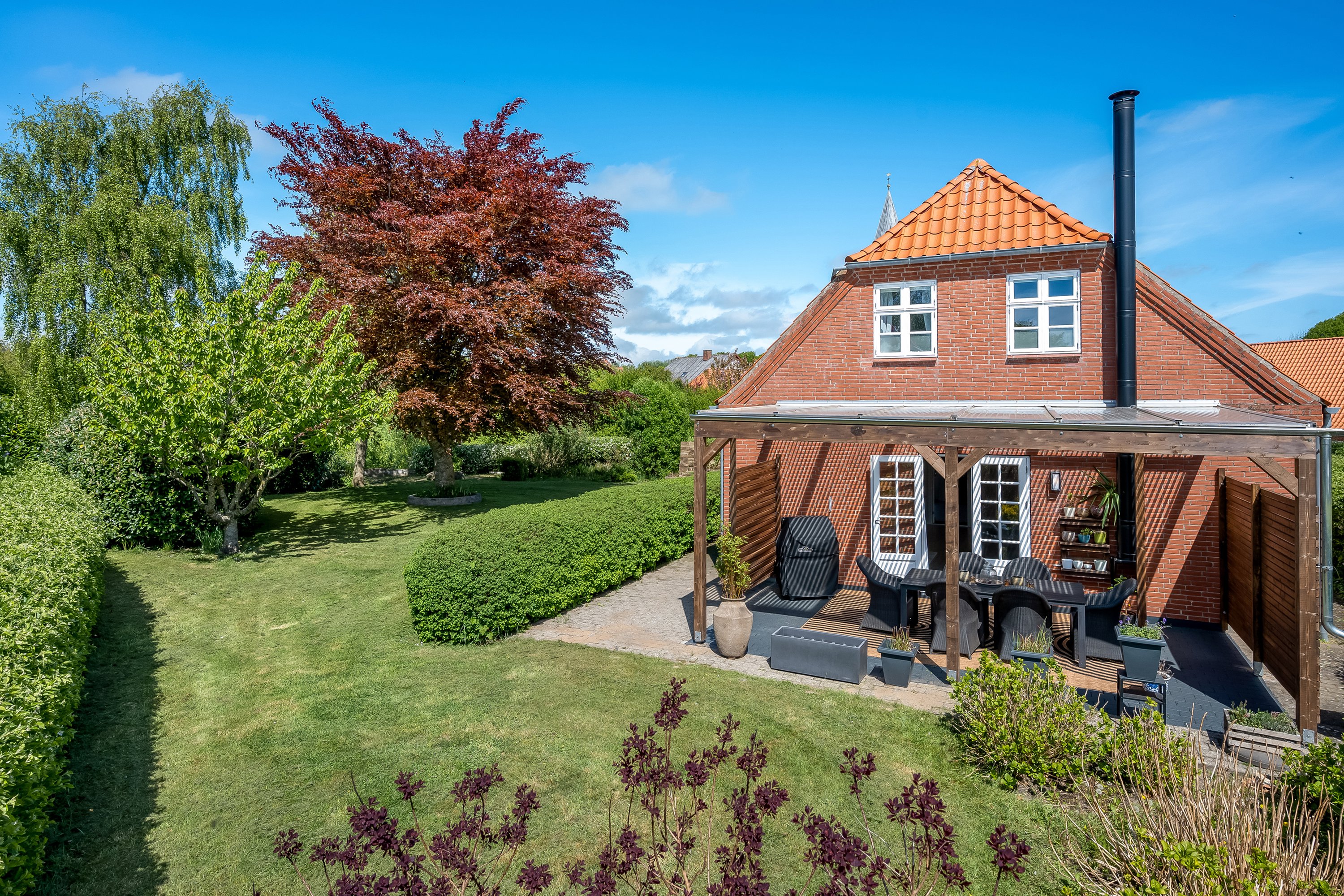 Fremhævet facade billede i fuldskærmstilstand. Billede af Strædet 1, Møgeltønder, 6270 Tønder