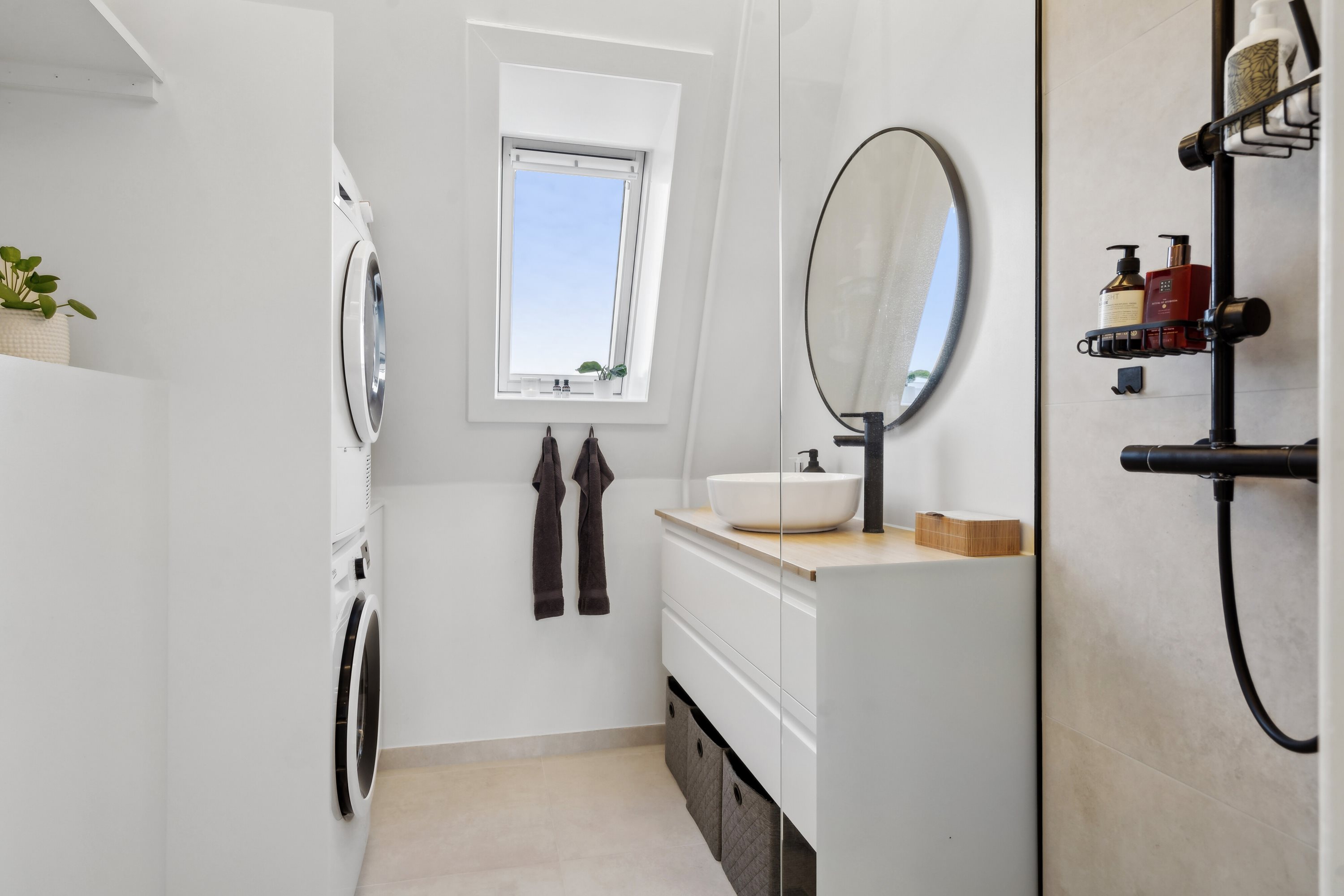 Fremhævet badeværelse billede i fuldskærmstilstand. Billede af Christiansgade 9, 4. tv., 5000 Odense C