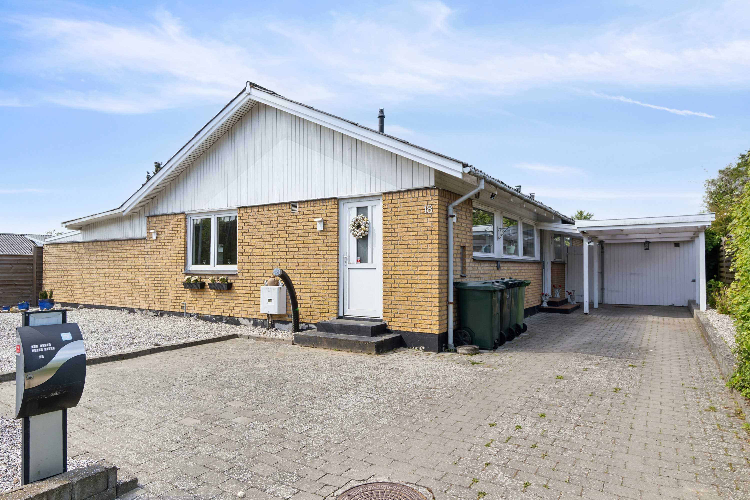 Fremhævet set fra vejen billede i fuldskærmstilstand. Billede af Råvænget 18, 2880 Bagsværd