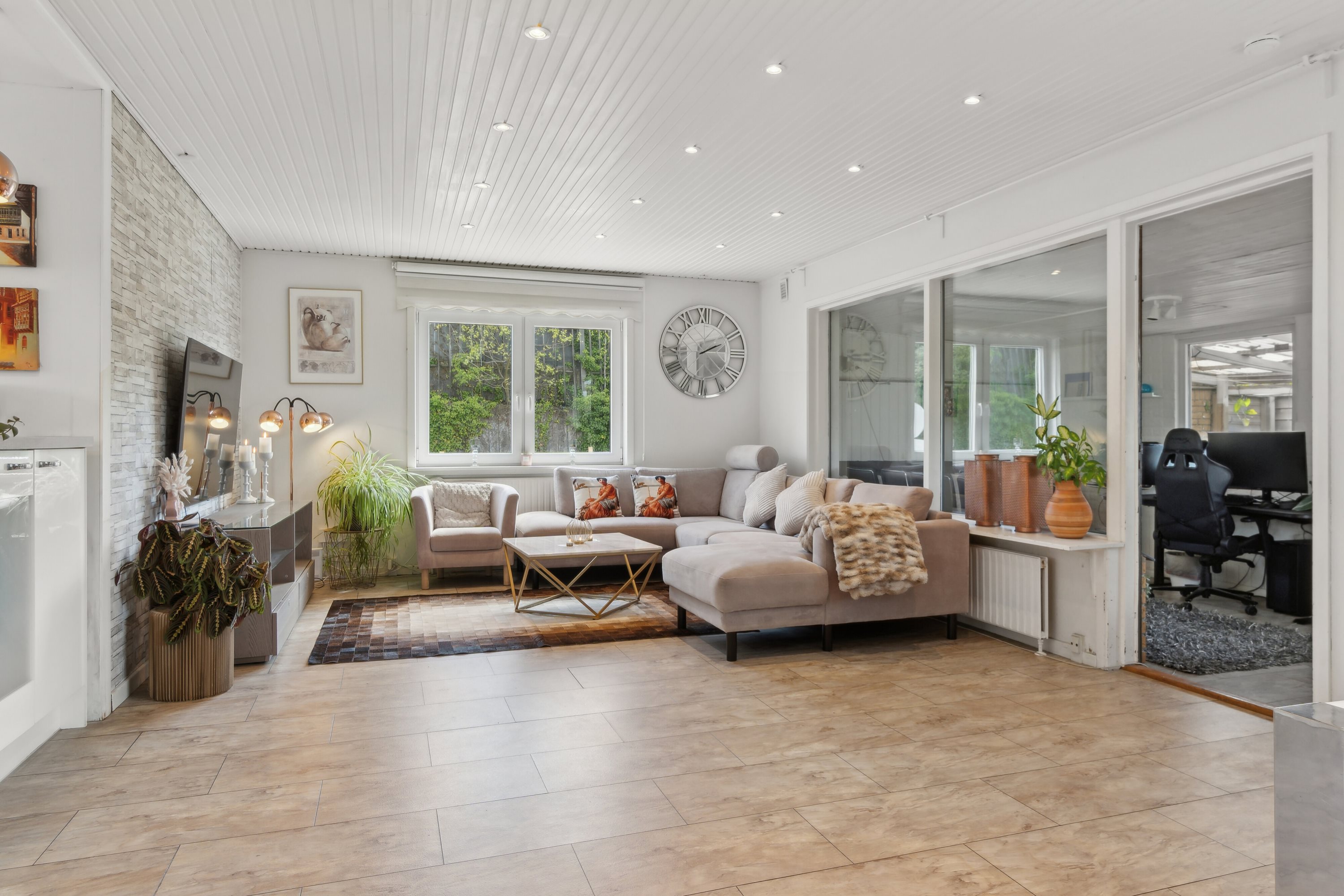 Fremhævet stue billede i fuldskærmstilstand. Billede af Råvænget 18, 2880 Bagsværd