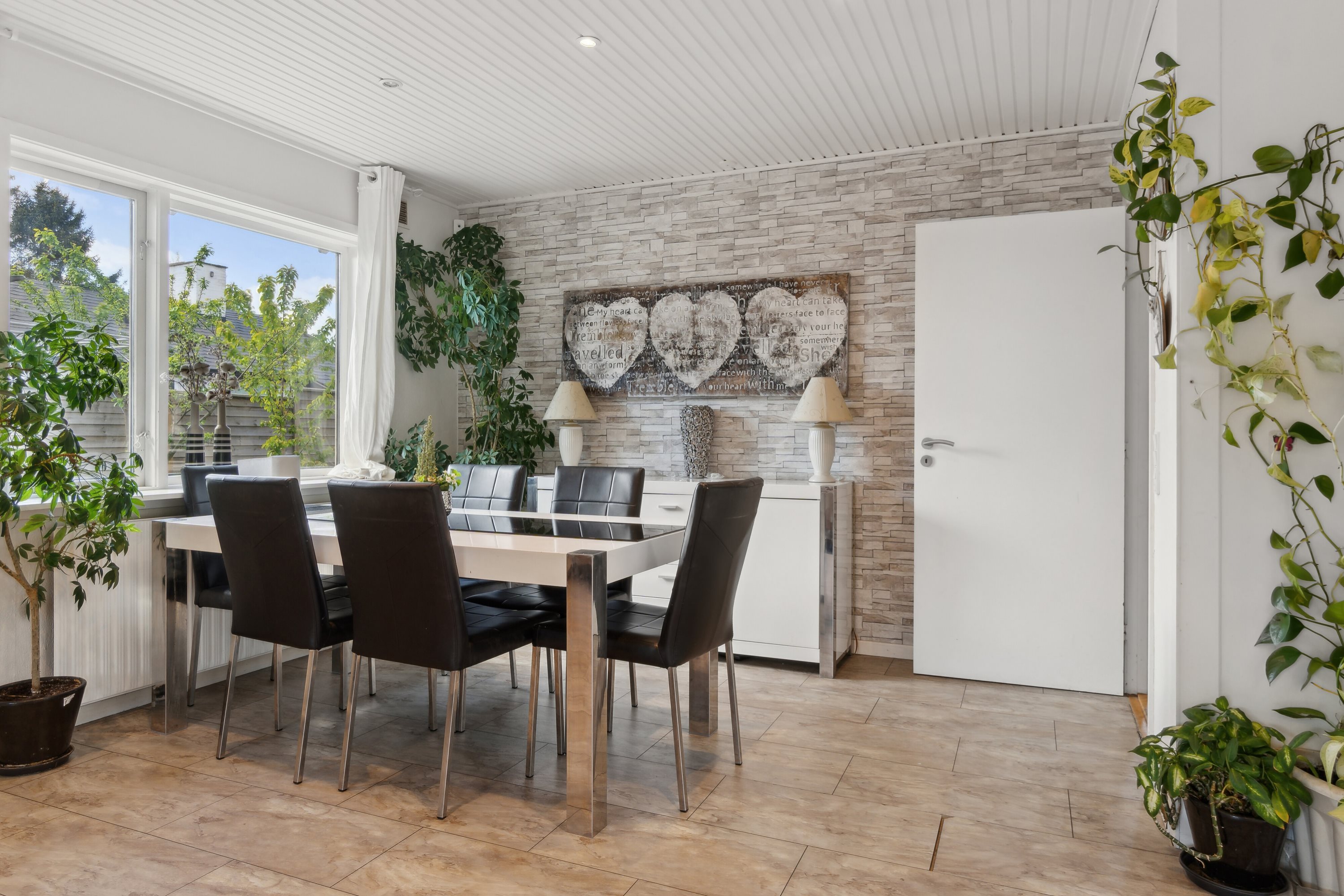 Fremhævet spisestue billede i fuldskærmstilstand. Billede af Råvænget 18, 2880 Bagsværd