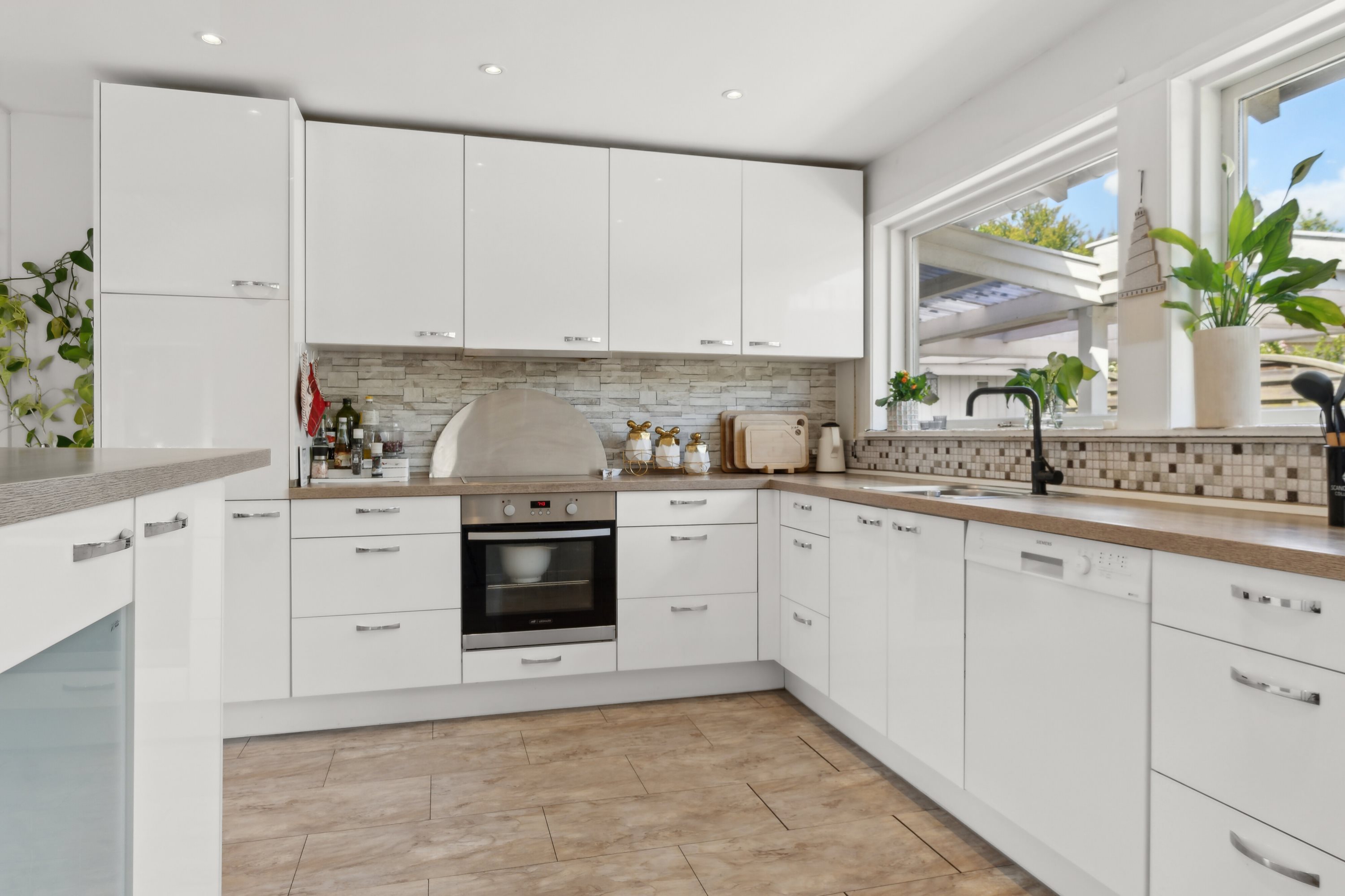 Fremhævet køkken billede i fuldskærmstilstand. Billede af Råvænget 18, 2880 Bagsværd