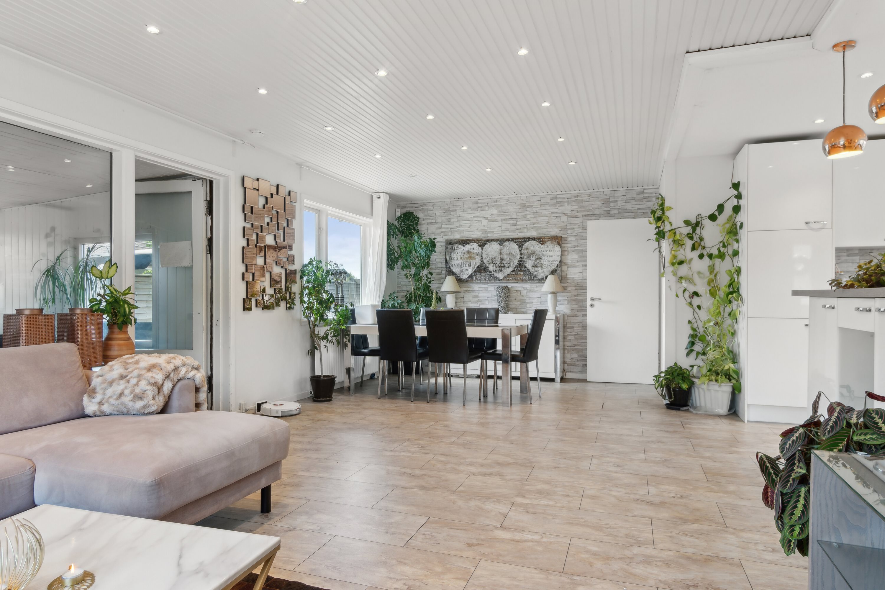 Fremhævet stue billede i fuldskærmstilstand. Billede af Råvænget 18, 2880 Bagsværd