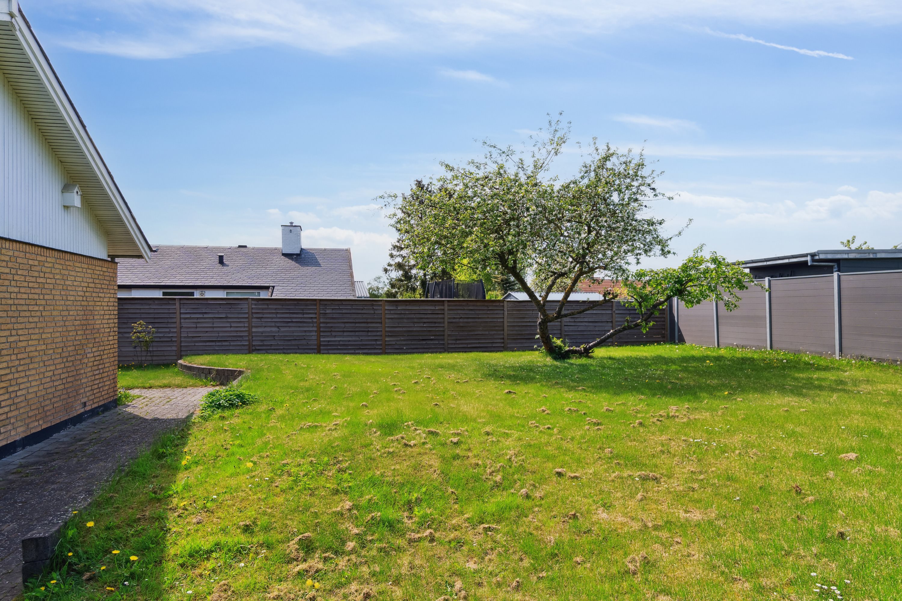 Fremhævet udendørs billede i fuldskærmstilstand. Billede af Råvænget 18, 2880 Bagsværd