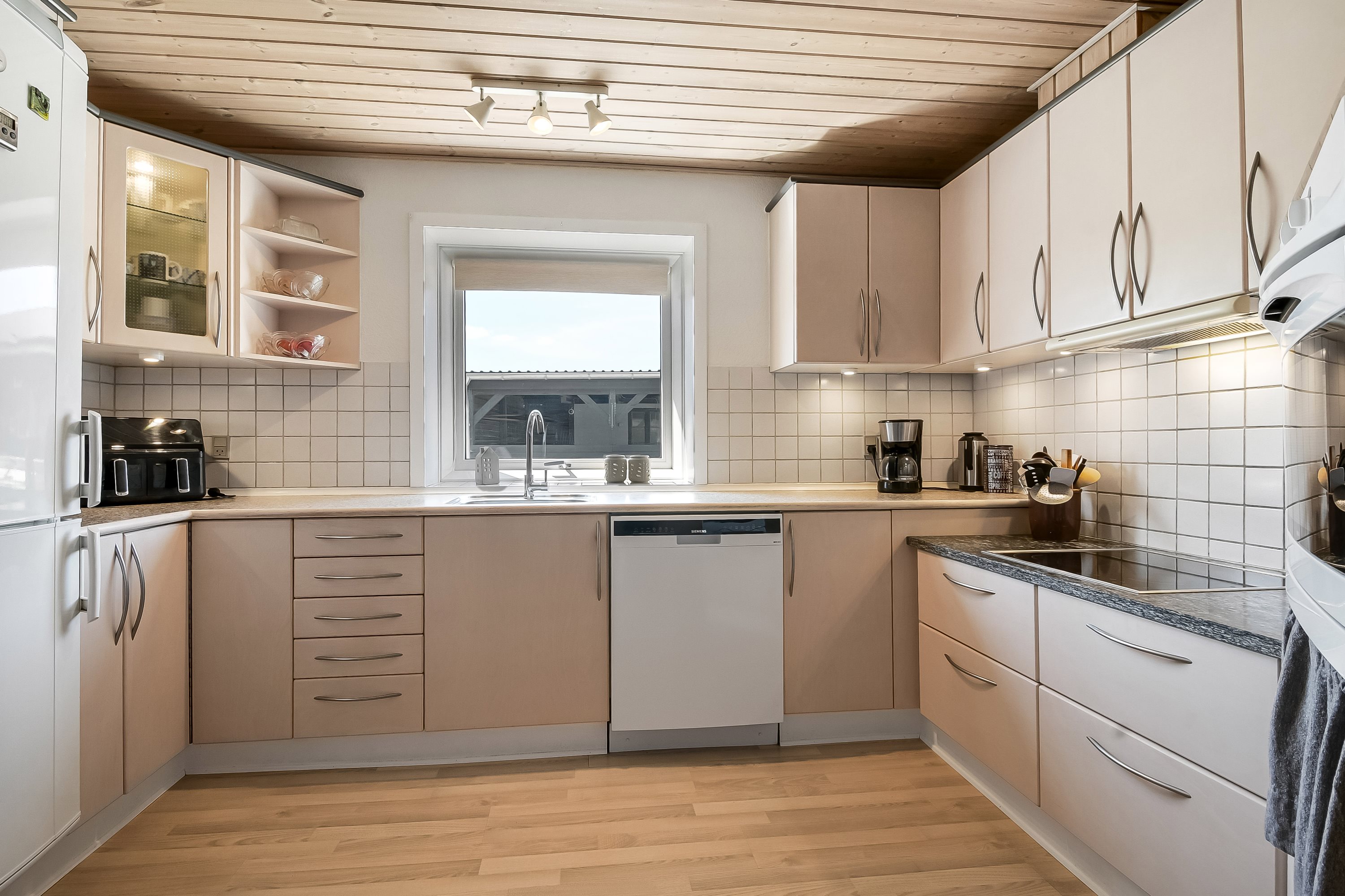 Fremhævet køkken billede i fuldskærmstilstand. Billede af Sydvestvej 2, Humlum, 7600 Struer