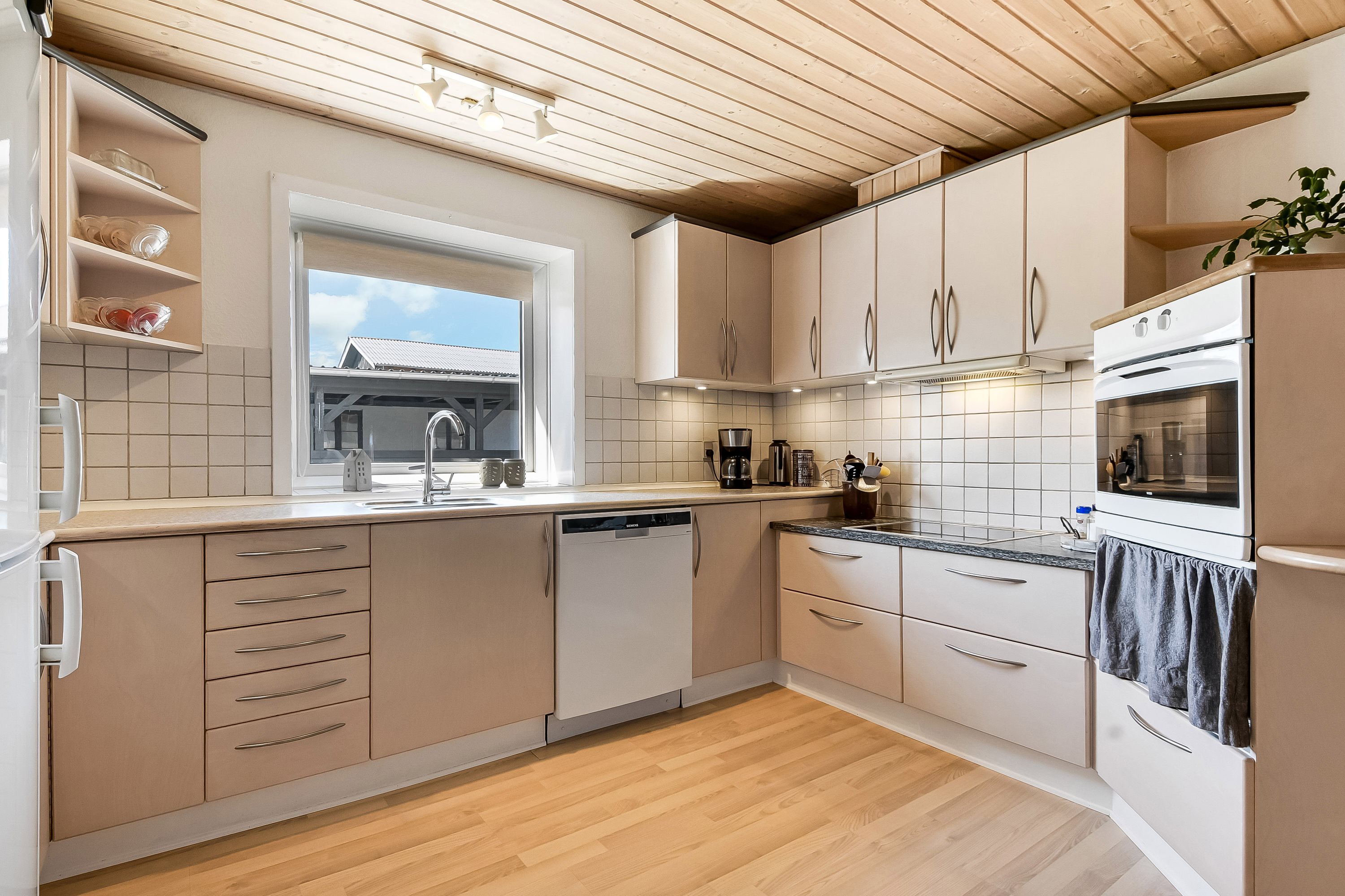 Fremhævet køkken billede i fuldskærmstilstand. Billede af Sydvestvej 2, Humlum, 7600 Struer