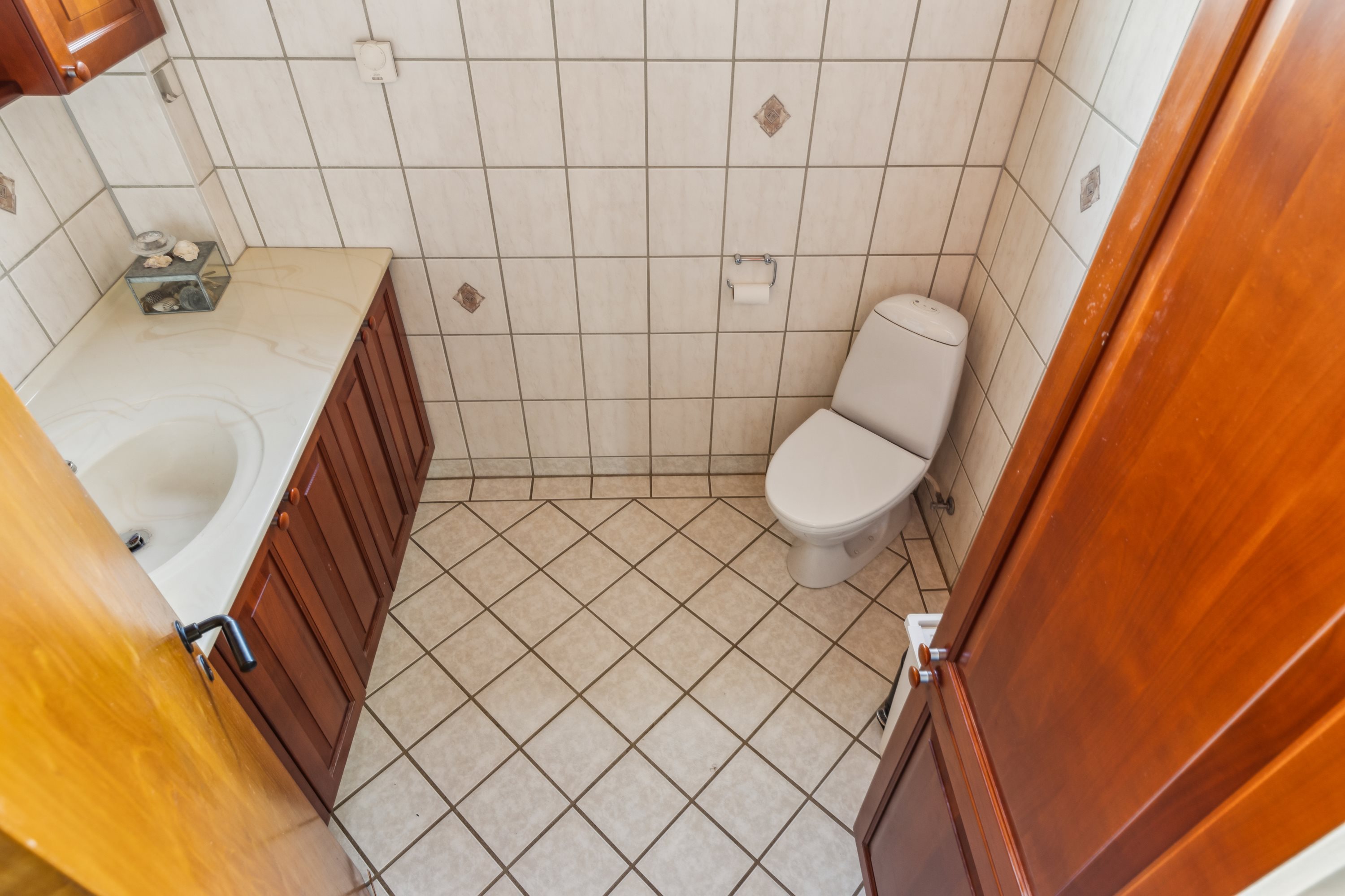 Fremhævet toilet billede i fuldskærmstilstand. Billede af Obbekjærvej 4, 6760 Ribe