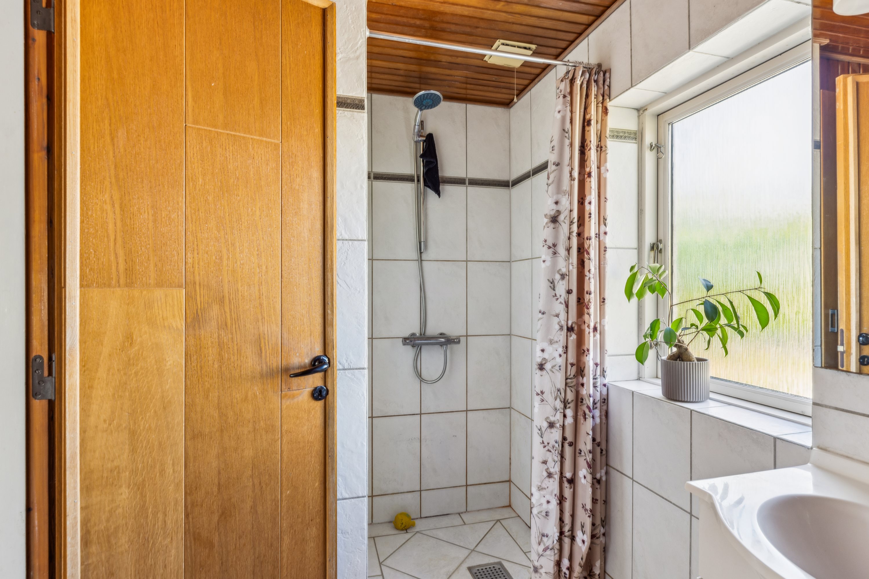 Fremhævet badeværelse billede i fuldskærmstilstand. Billede af Obbekjærvej 4, 6760 Ribe