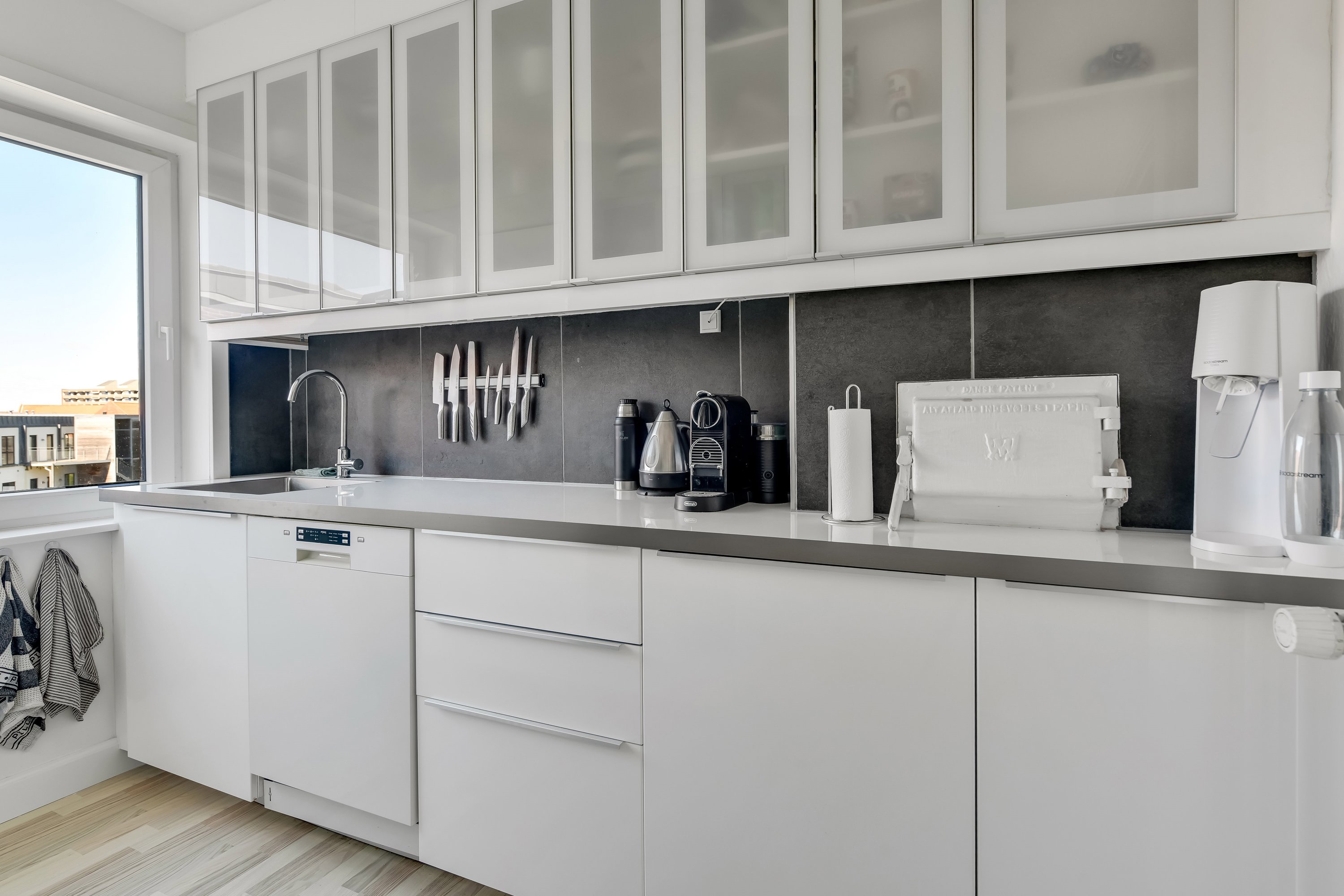 Fremhævet køkken billede i fuldskærmstilstand. Billede af Peder Skrams Gade 2, 3. tv., 6700 Esbjerg