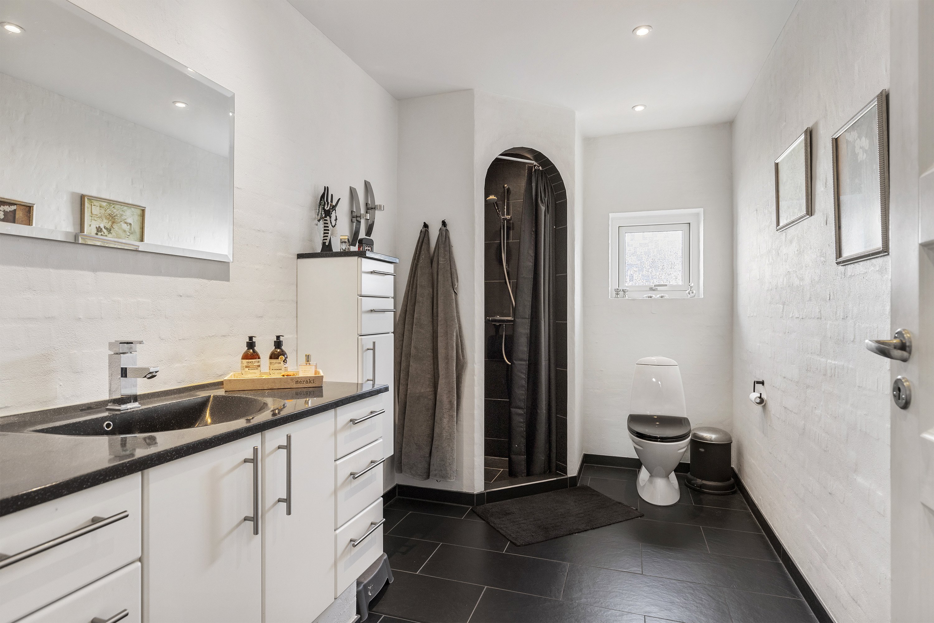 Fremhævet badeværelse billede i fuldskærmstilstand. Billede af Baldersvej 26, 9800 Hjørring