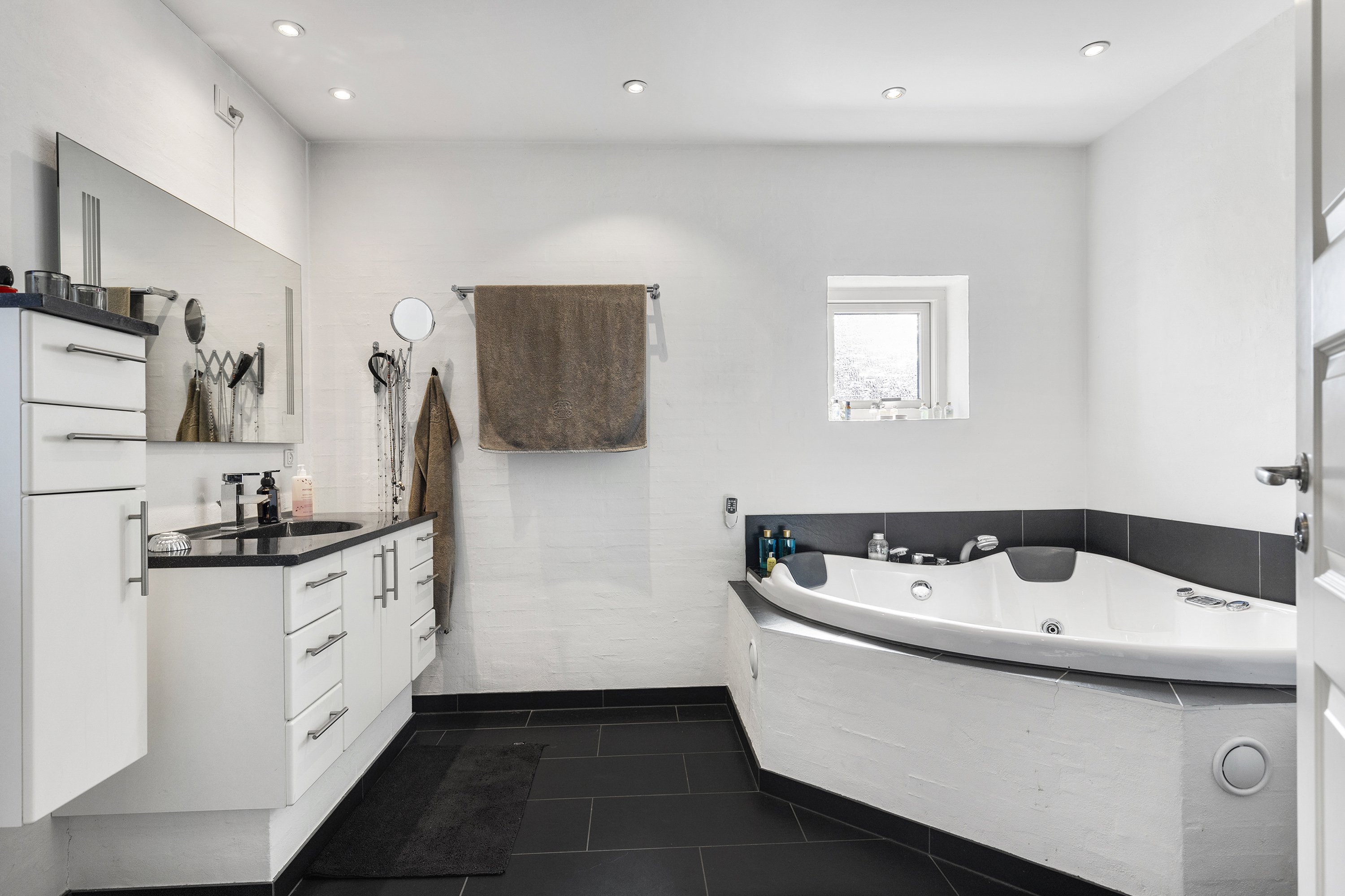 Fremhævet badeværelse billede i fuldskærmstilstand. Billede af Baldersvej 26, 9800 Hjørring