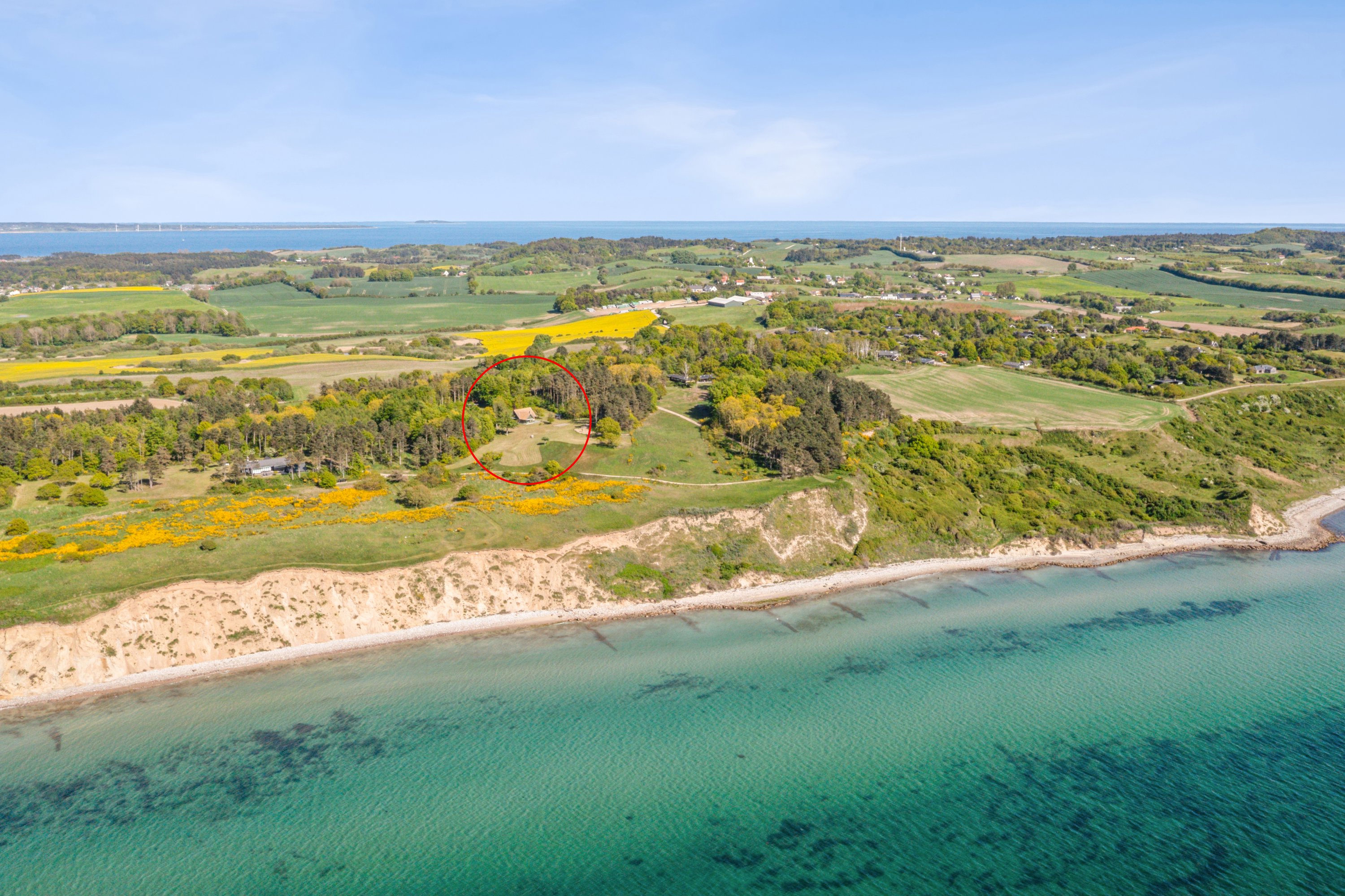 Fremhævet luftfoto billede i fuldskærmstilstand. Billede af Skoven 1B, Fejrup Strand, 8420 Knebel