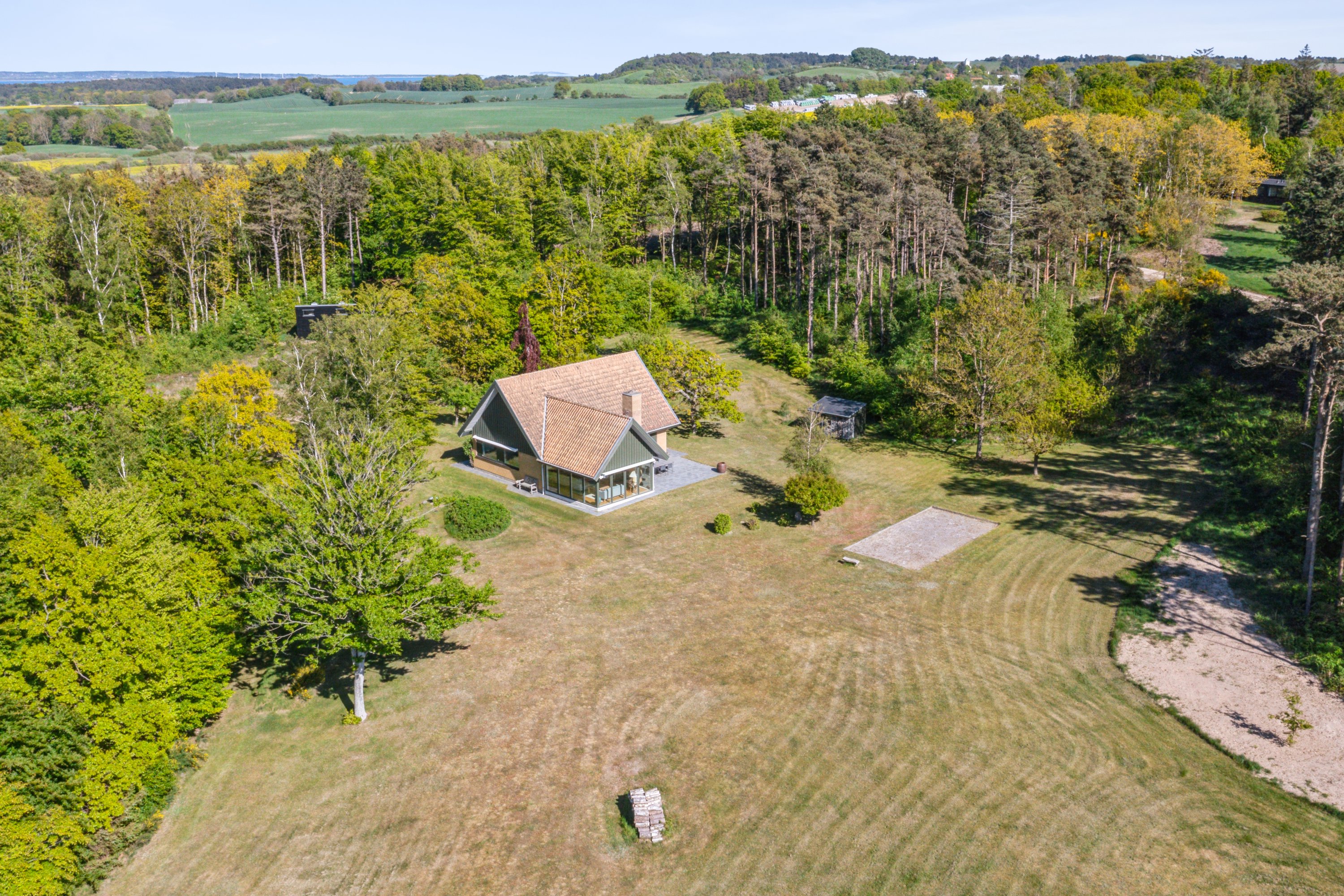 Fremhævet ejendom 1 billede i fuldskærmstilstand. Billede af Skoven 1B, Fejrup Strand, 8420 Knebel
